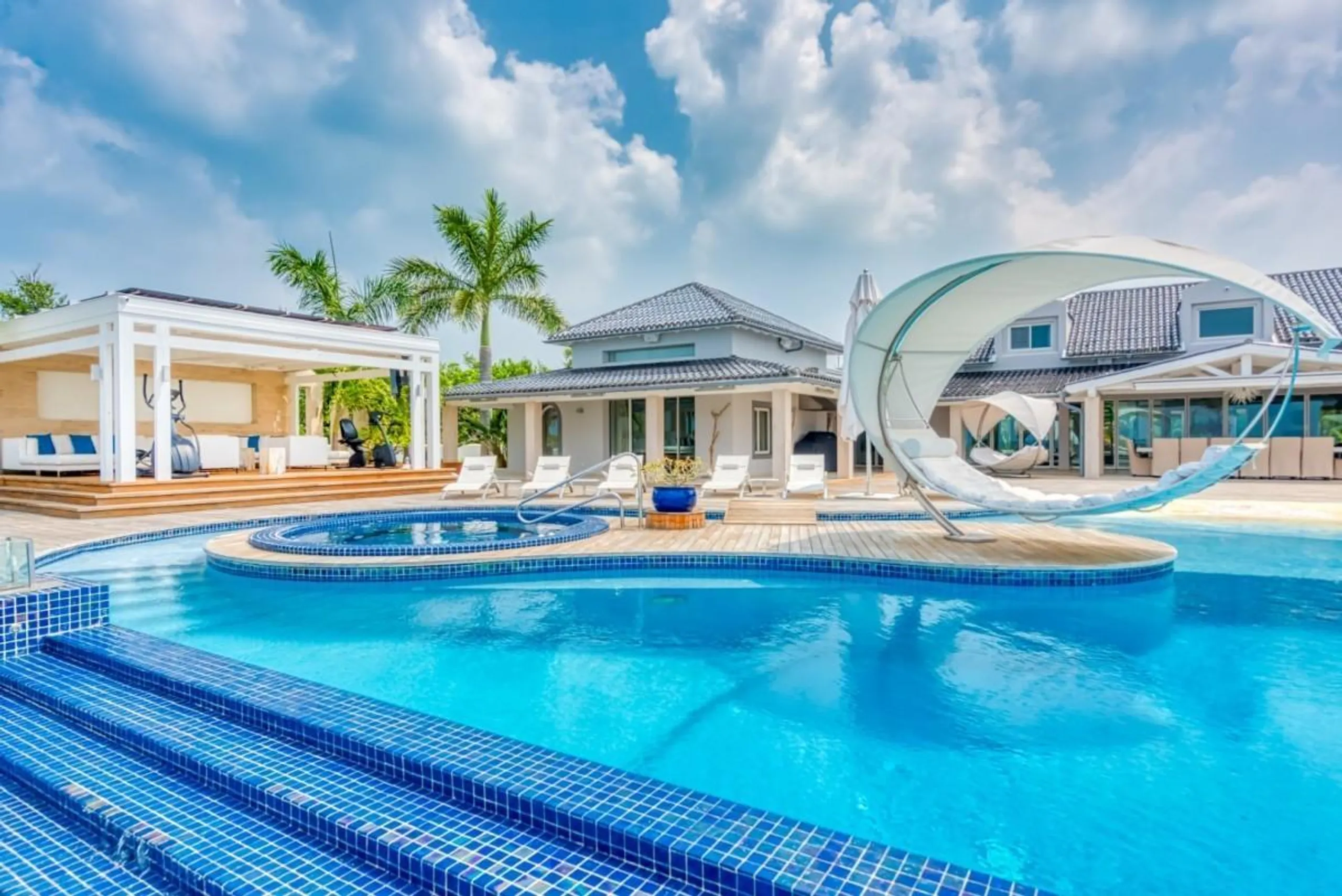 Contemporary Beach Front Villa in Plum Bay with Stunning Views and Amenities, Terres Basses