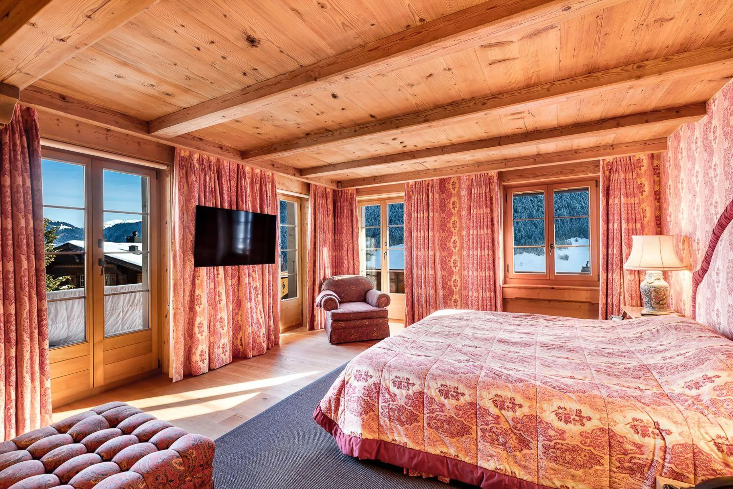 Elegant Alpine Retreat with Panoramic Views — photograph 5