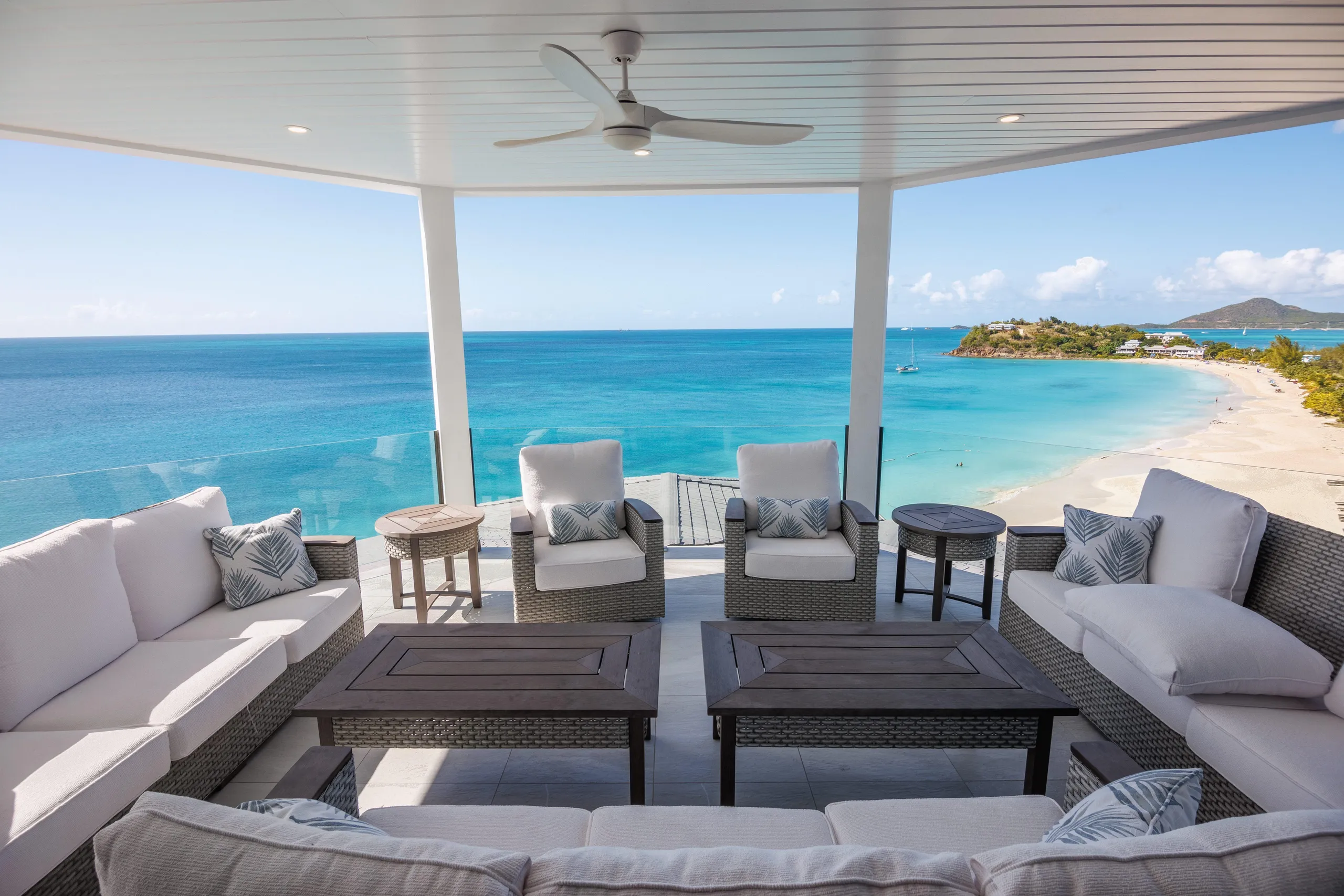 Tranquil Oceanfront Four Bedroom Villa with Infinity Pool and Expansive Wrap-Around Deck — photograph 3