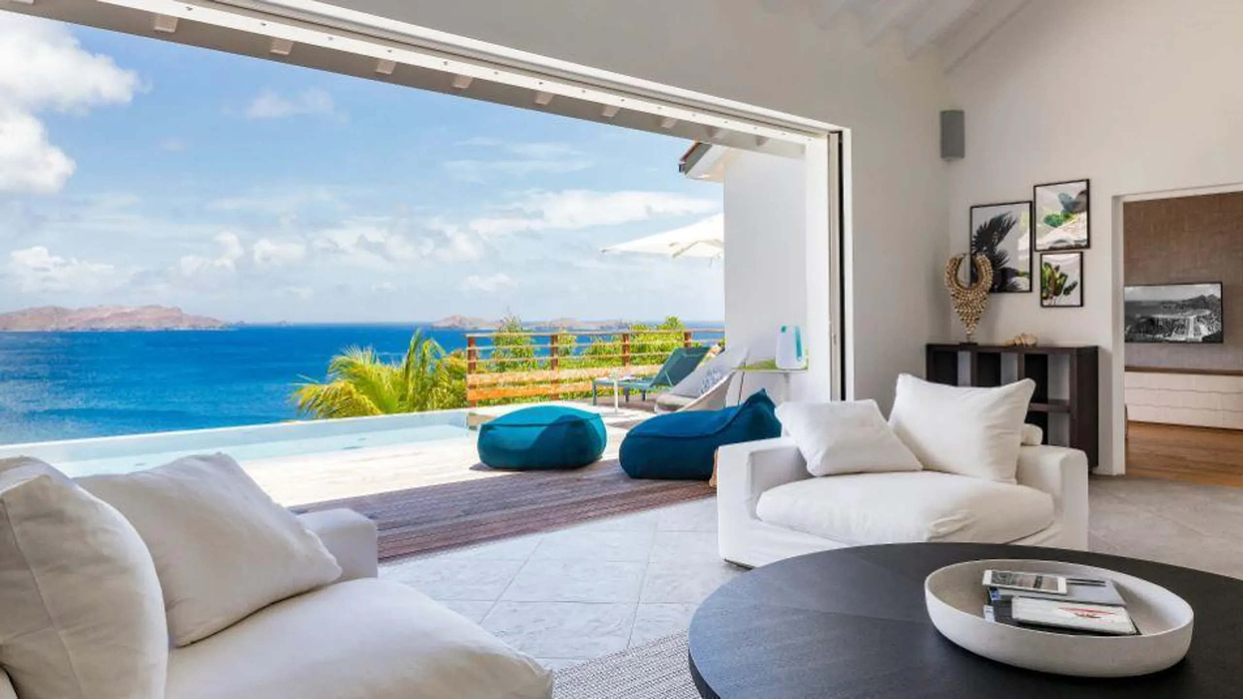 Sleek Contemporary Styled Villa with Heated Pool and Breathtaking Ocean Views — photograph 4