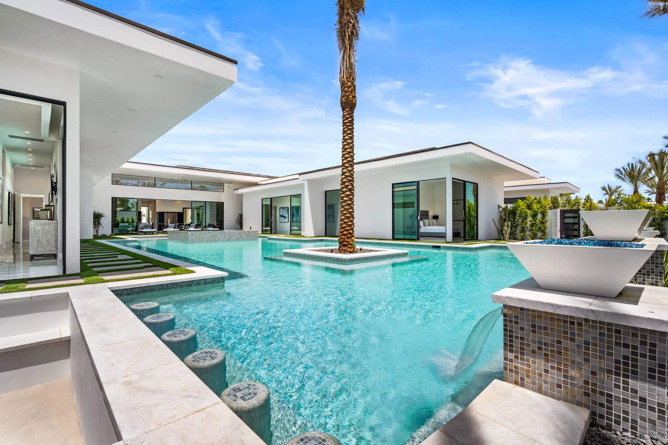 Stunning Modern Villa with Private Pool and Top-tier Amenities Near Palm Springs — photograph 3