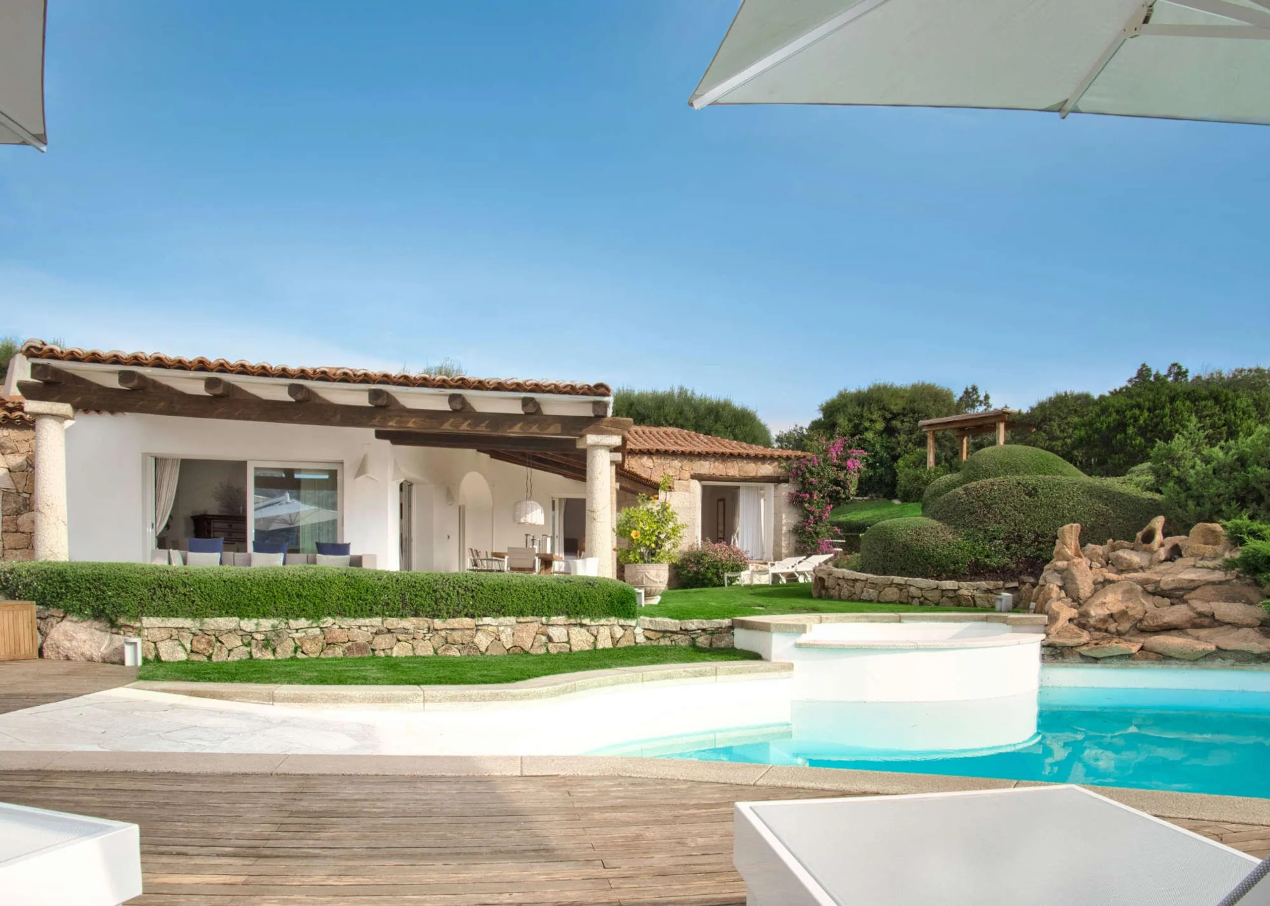 Unveiling tranquility in a Five-Bedroom Haven with Poolside Bliss. — photograph 10
