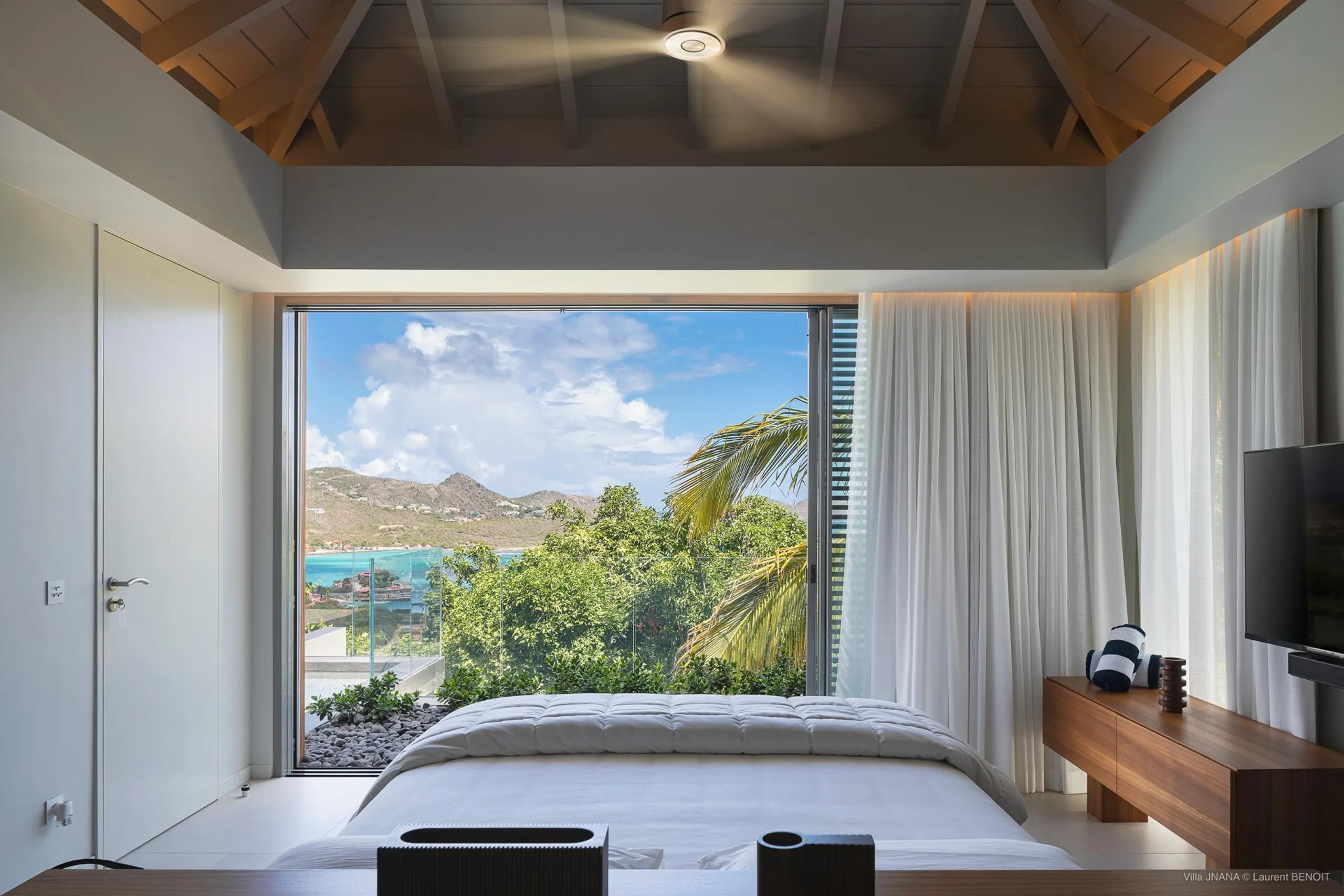 Gracefully Decorated Island Villa with Private Pool and Ocean Views — photograph 11