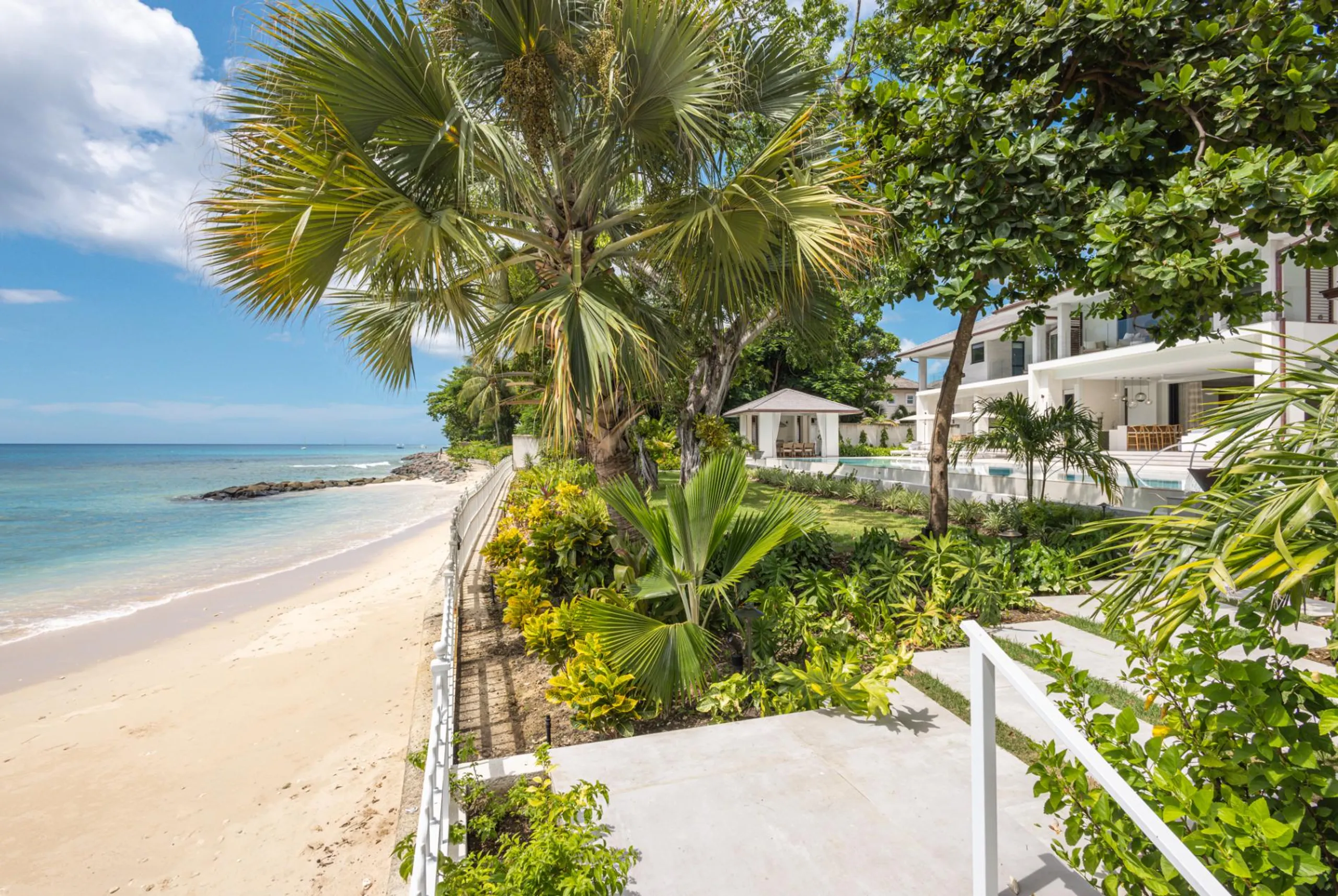 Top-of-the-line Beachfront Villa with Pool, Garden and Caribbean Sea Views — photograph 4