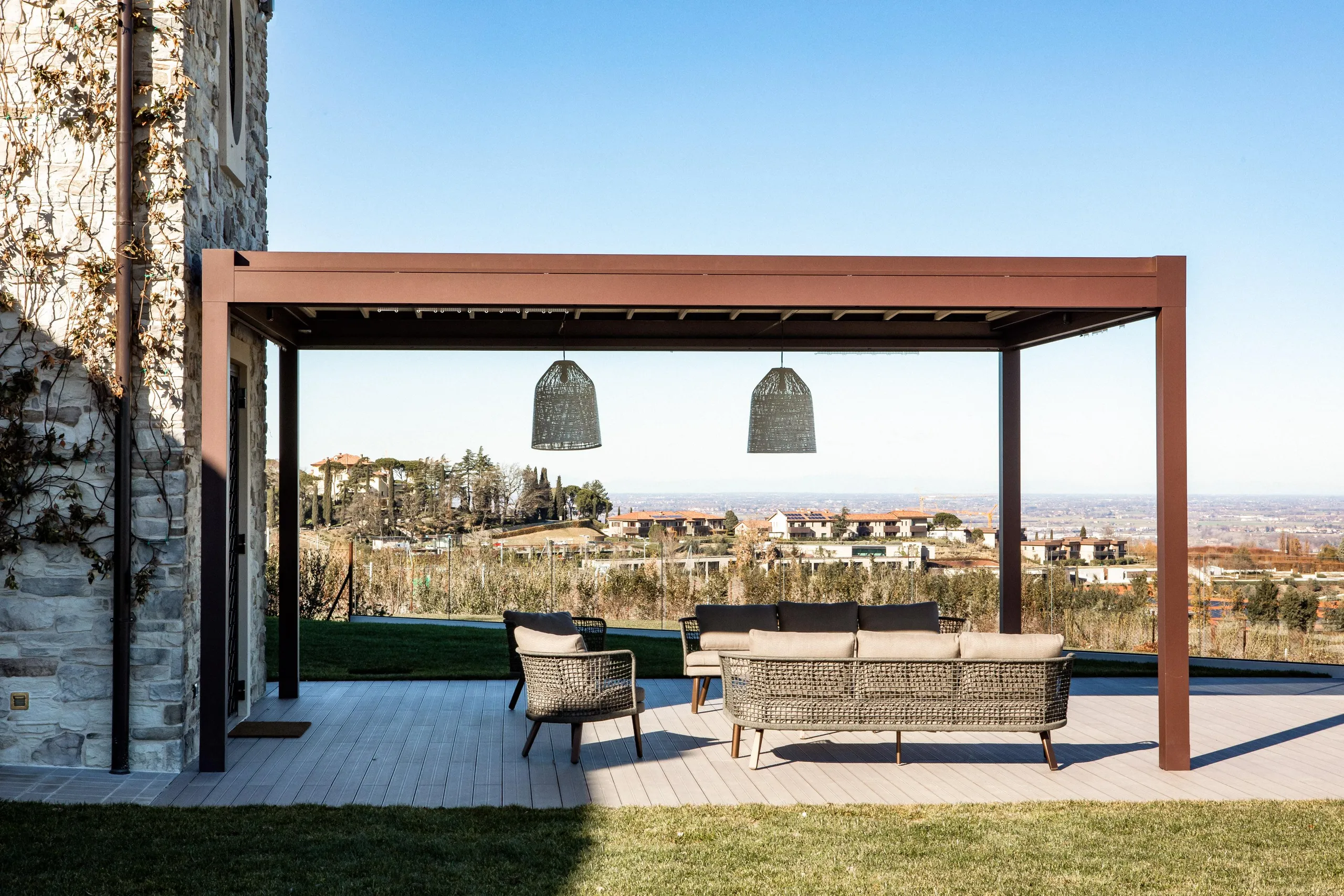 Classic Farmhouse Villa Overlooking Vineyard Amphitheater with Pool — photograph 4