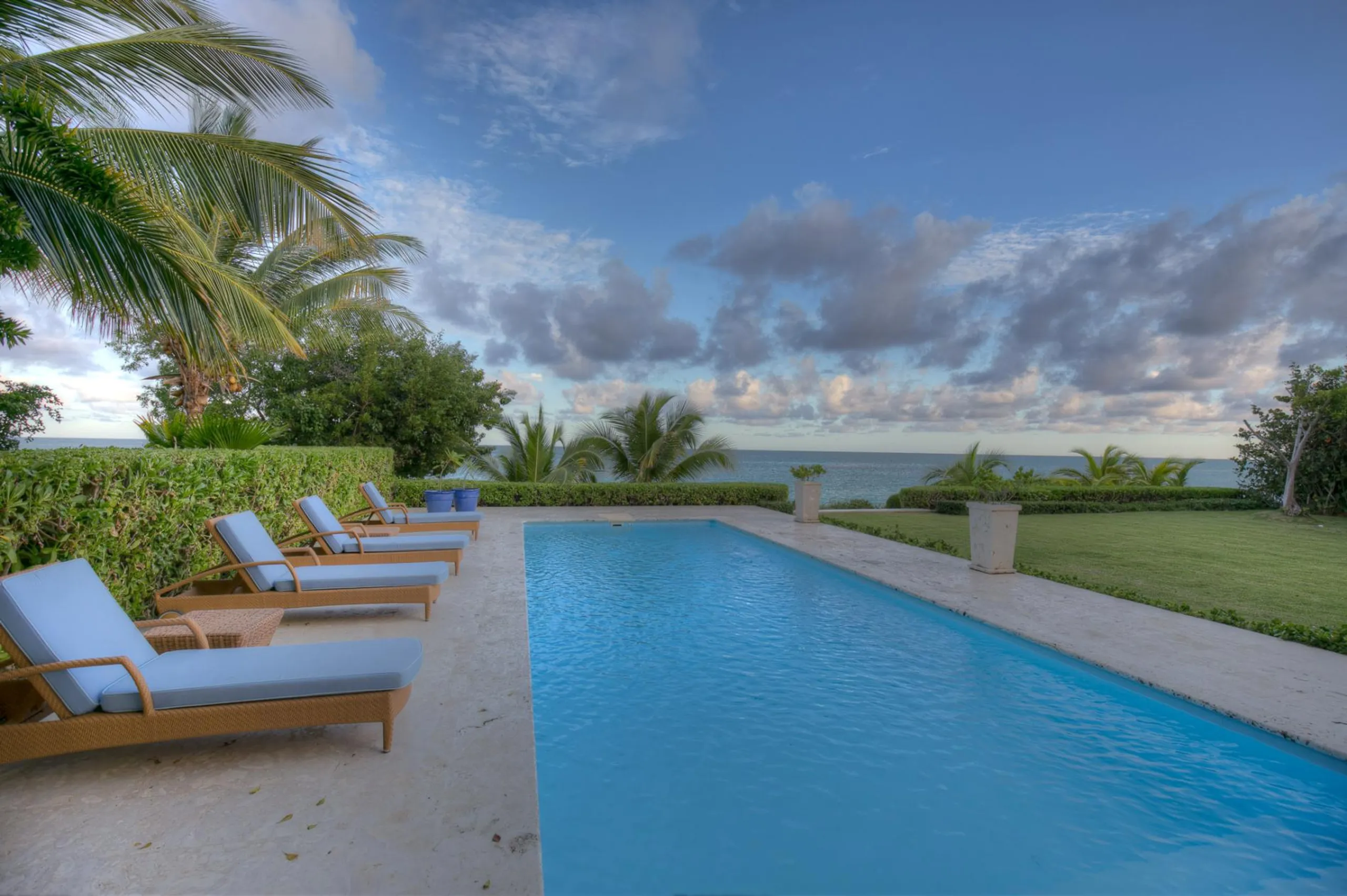 Idyllic Oceanfront Villa with Private Pool and Views — photograph 3