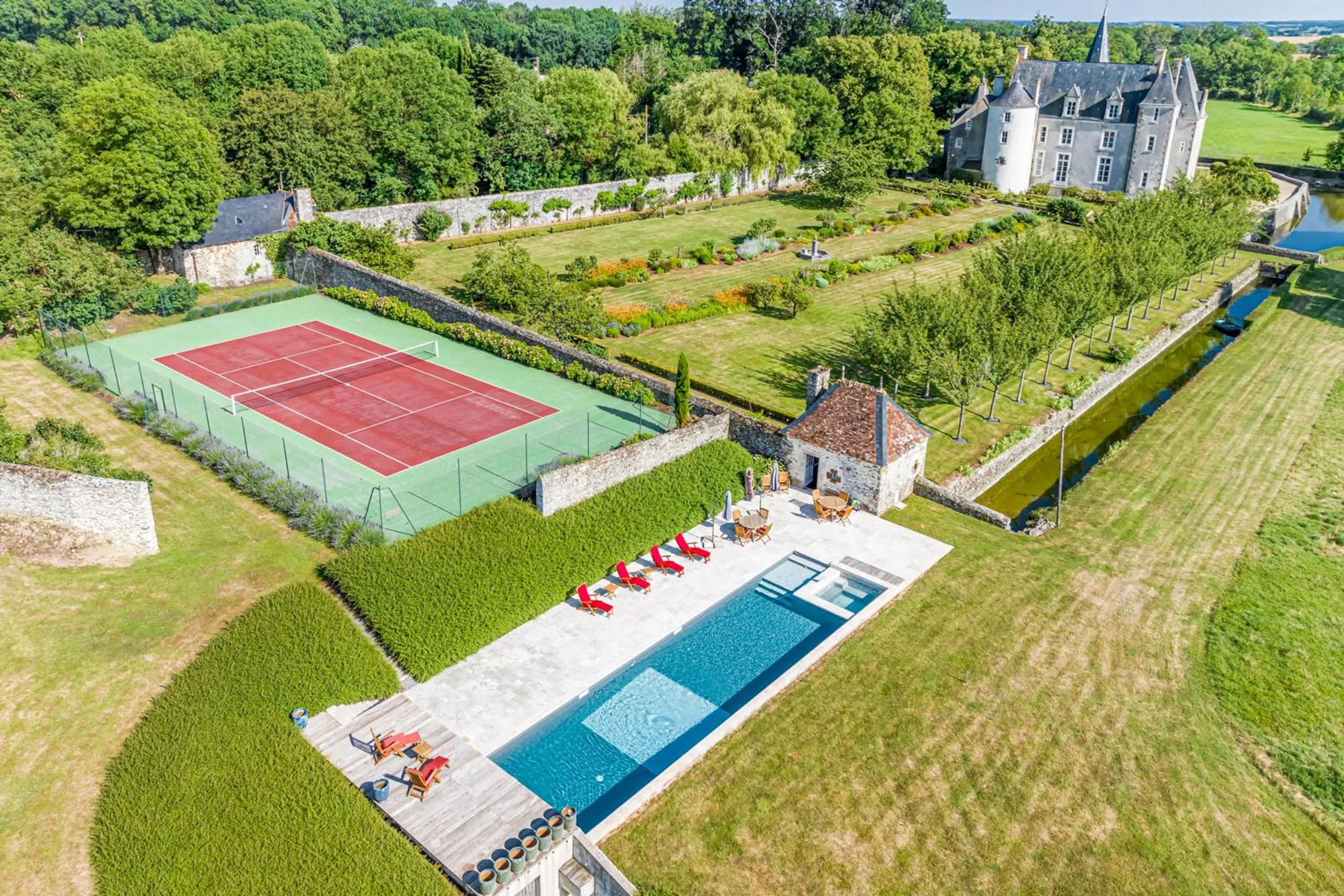 Majestic 12th century Villa with Private Heated Pool, Courtyard and Garden — photograph 6