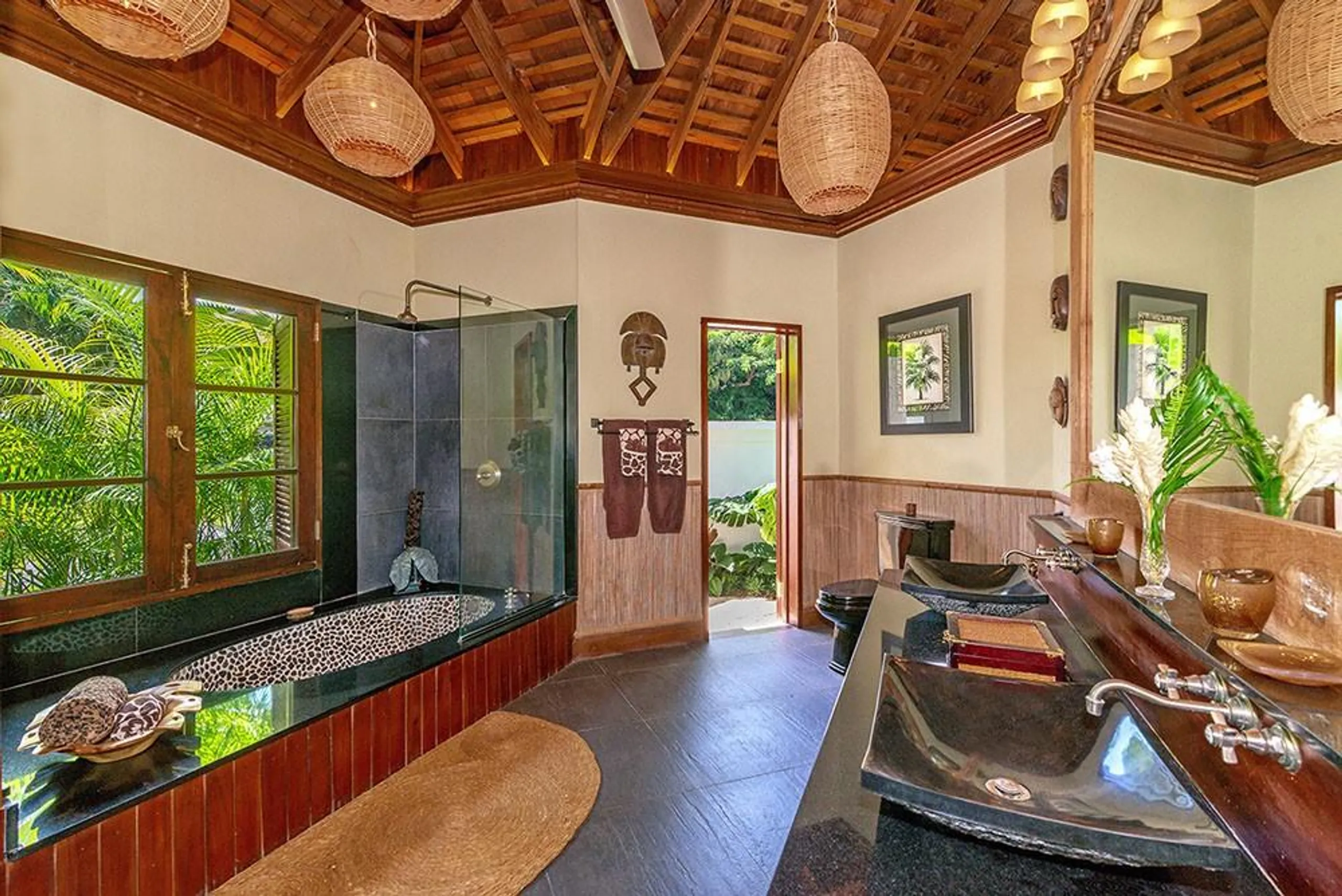 Stunning Sandy Bay Estate with Infinity Pool and Stunning Ocean Views — photograph 12