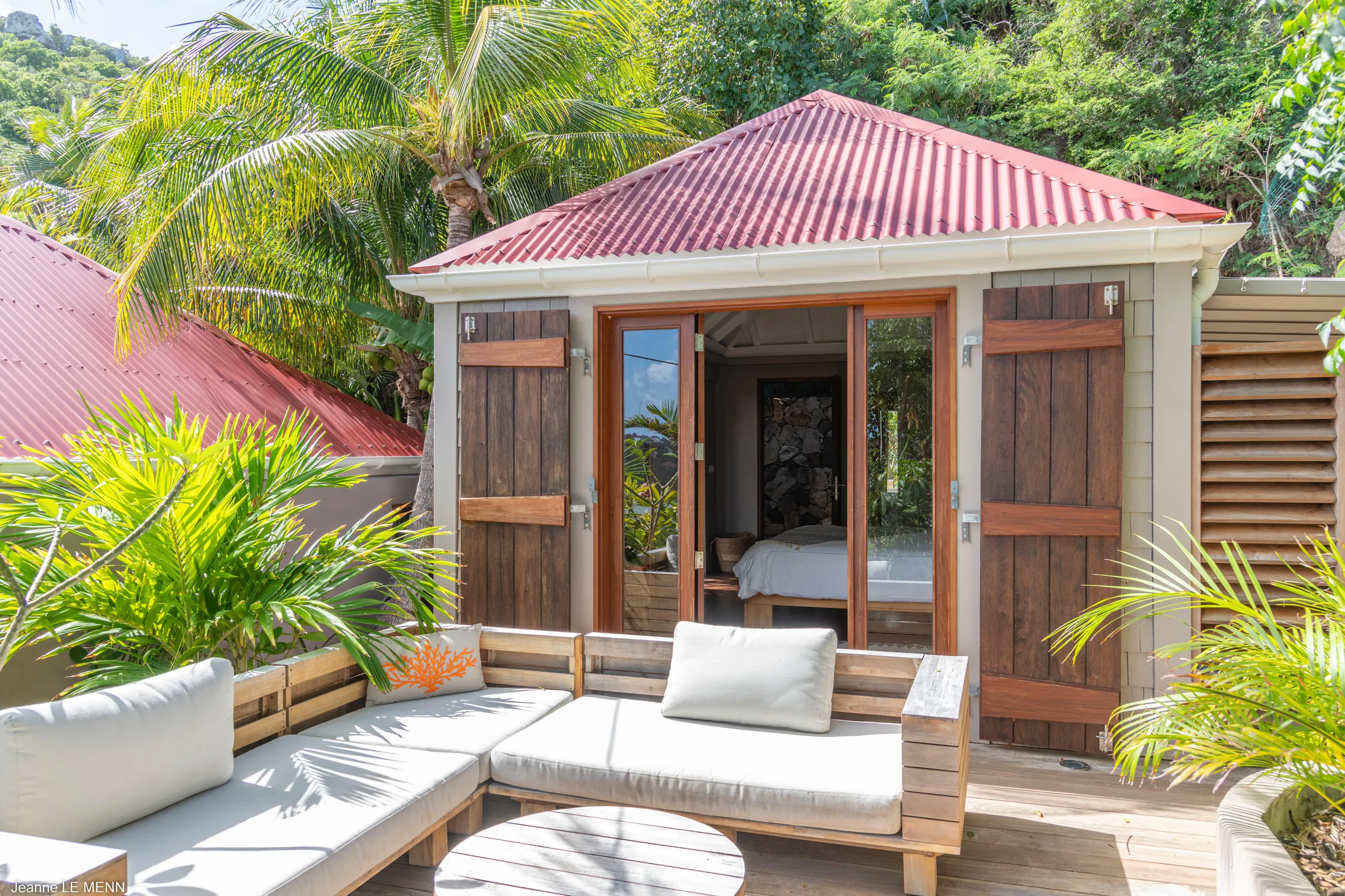 Luxurious Beachside Bungalow with Private Pool and Ocean Views — photograph 4
