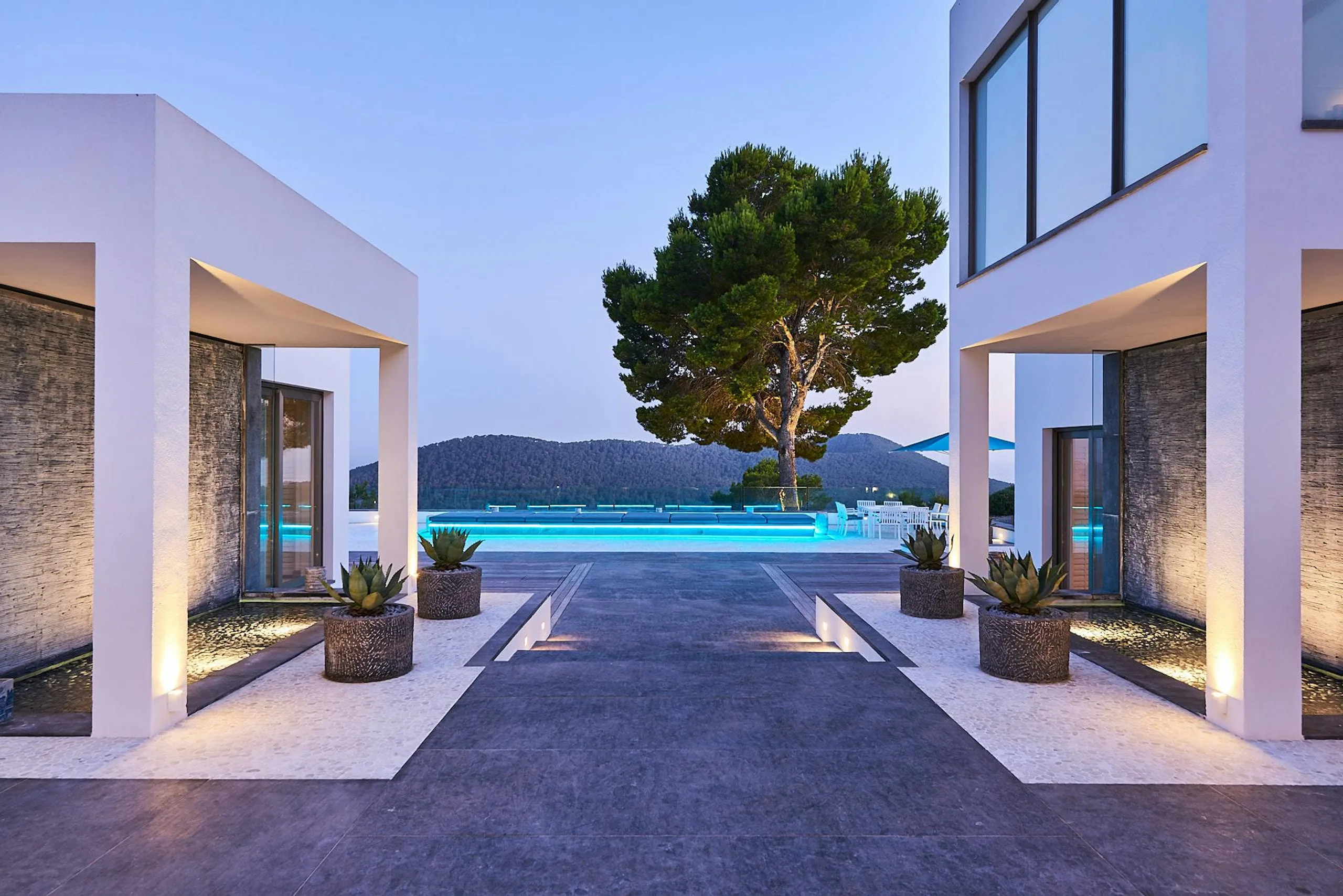 Superb Ibiza Villa with Infinity Pool and Ocean Views — photograph 12