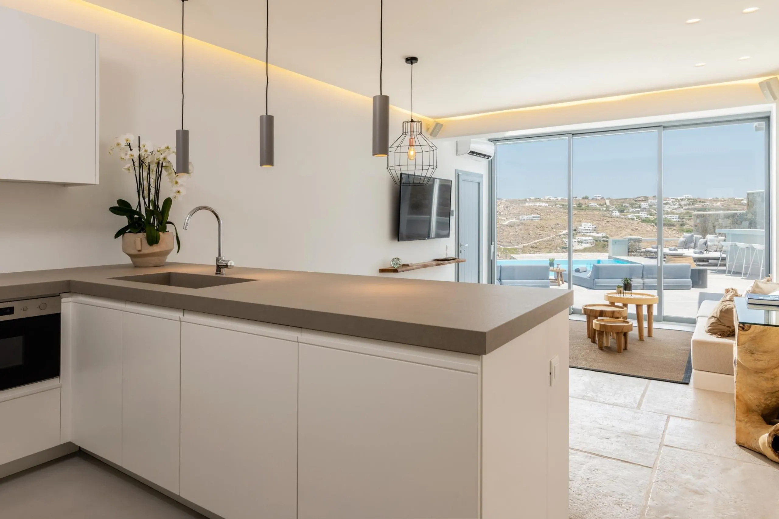 Prestigious Mykonos Estate with Crystalline Pool — photograph 11