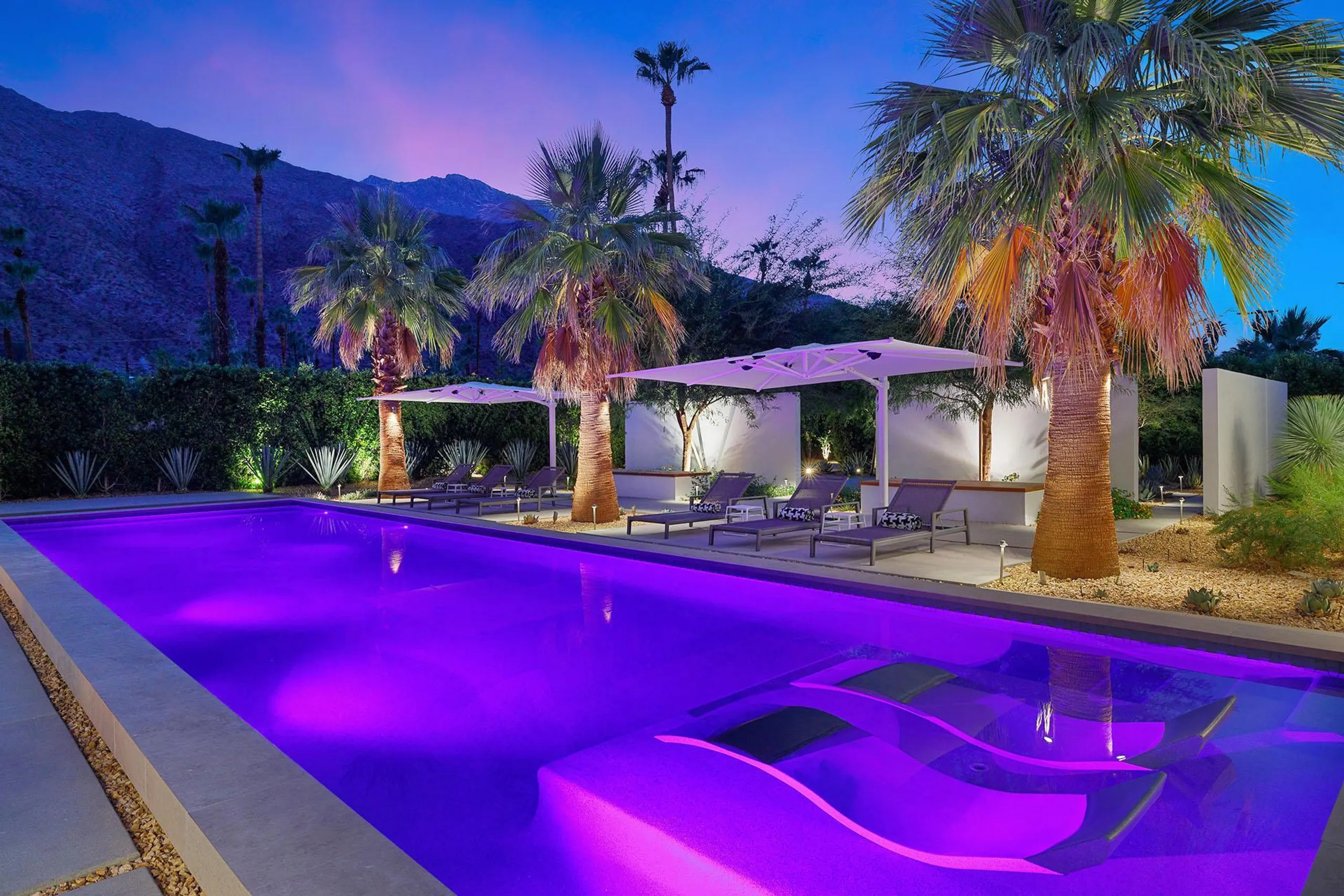 Marvelous Modern Estate with Private Pool, Jacuzzi, and Entertainment Room — photograph 9