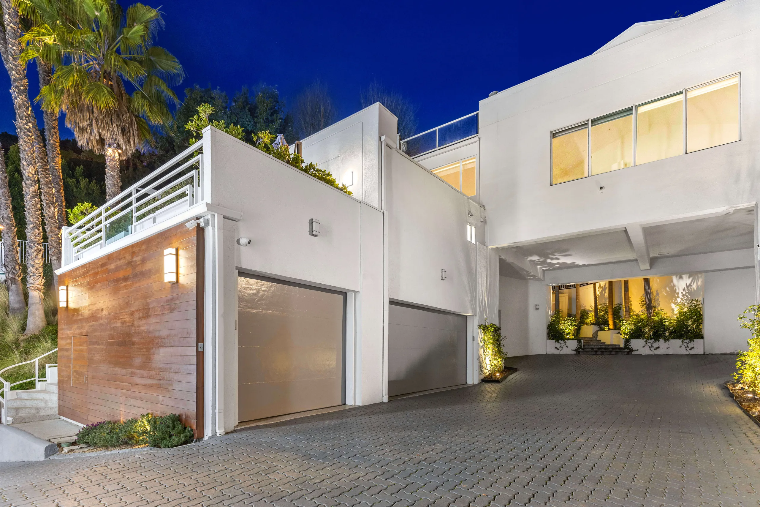 Luxurious Beverly Hills Estate with Rejuvenating Pool — photograph 6