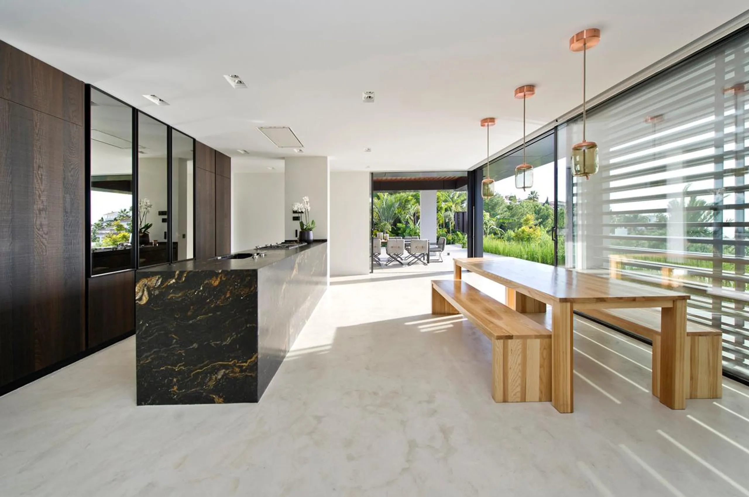 Resplendent Villa with Pool and 180 Degree Bay Views — photograph 7