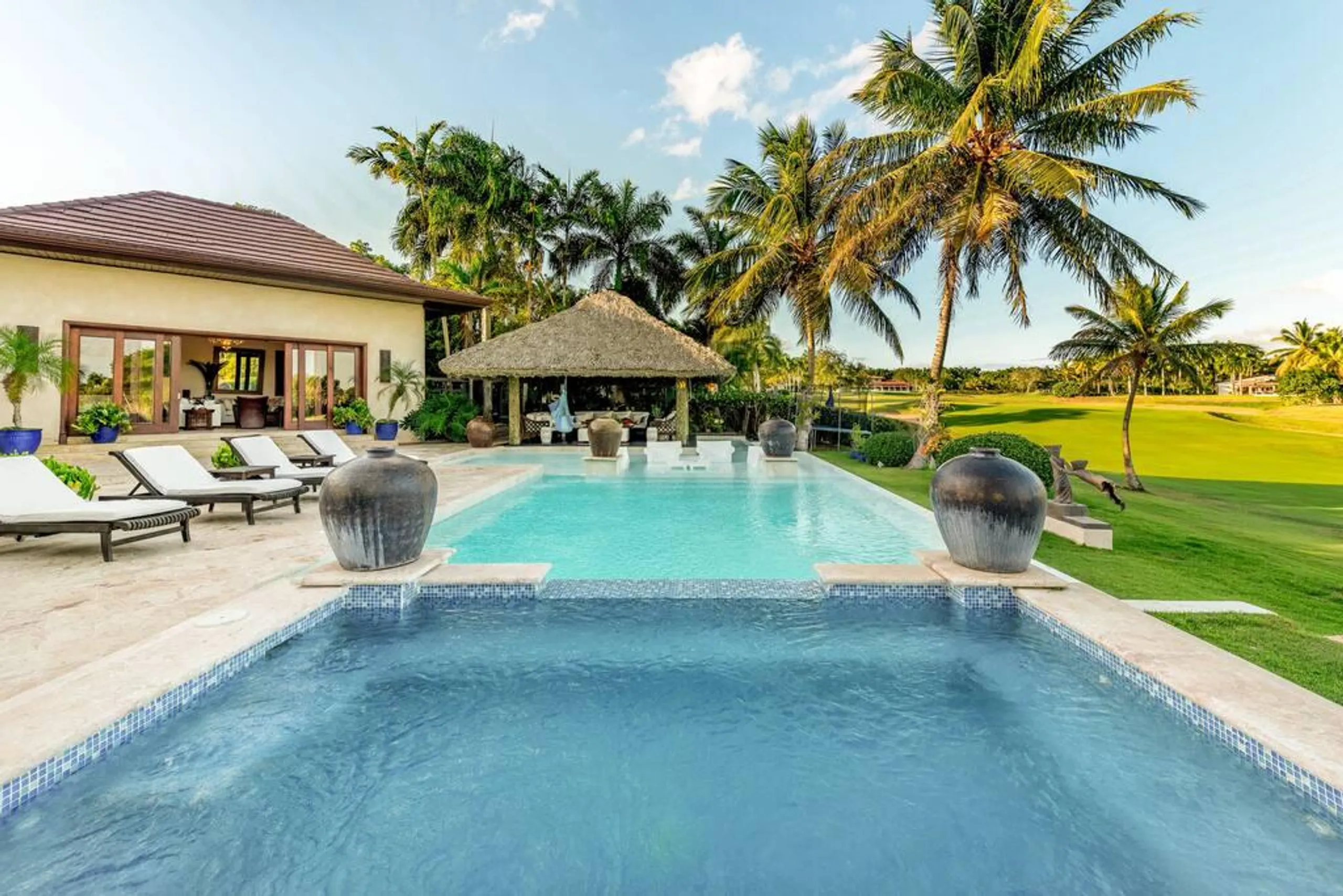 Sophisticated Paradise Retreat with Private Pool and Jacuzzi — photograph 3