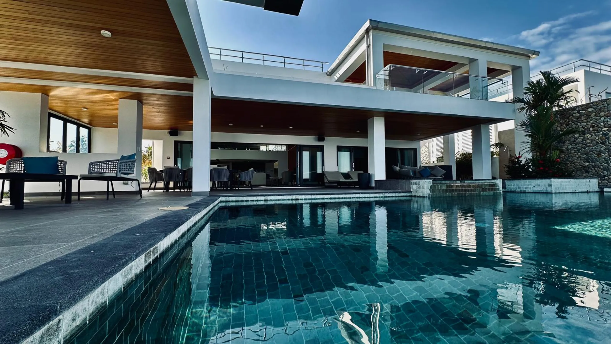 Captivating Beachfront Villa with Private Pool and Terrace — photograph 3
