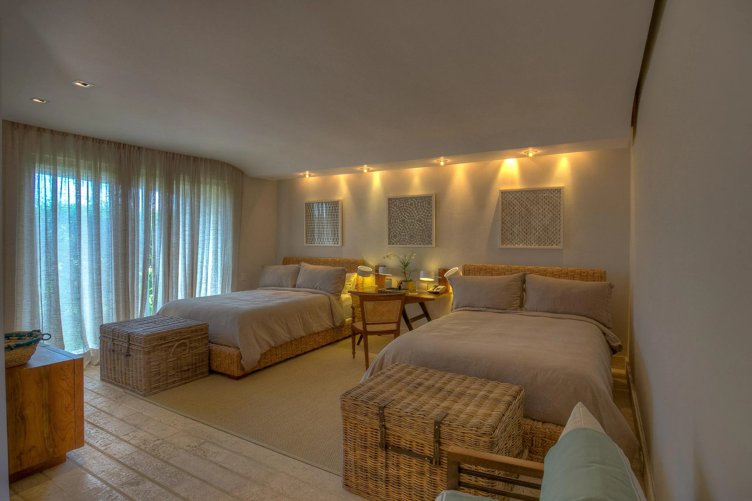 Majestic Six-Bedroom Villa with Pool, Jacuzzi, and Private Beach Access — photograph 11