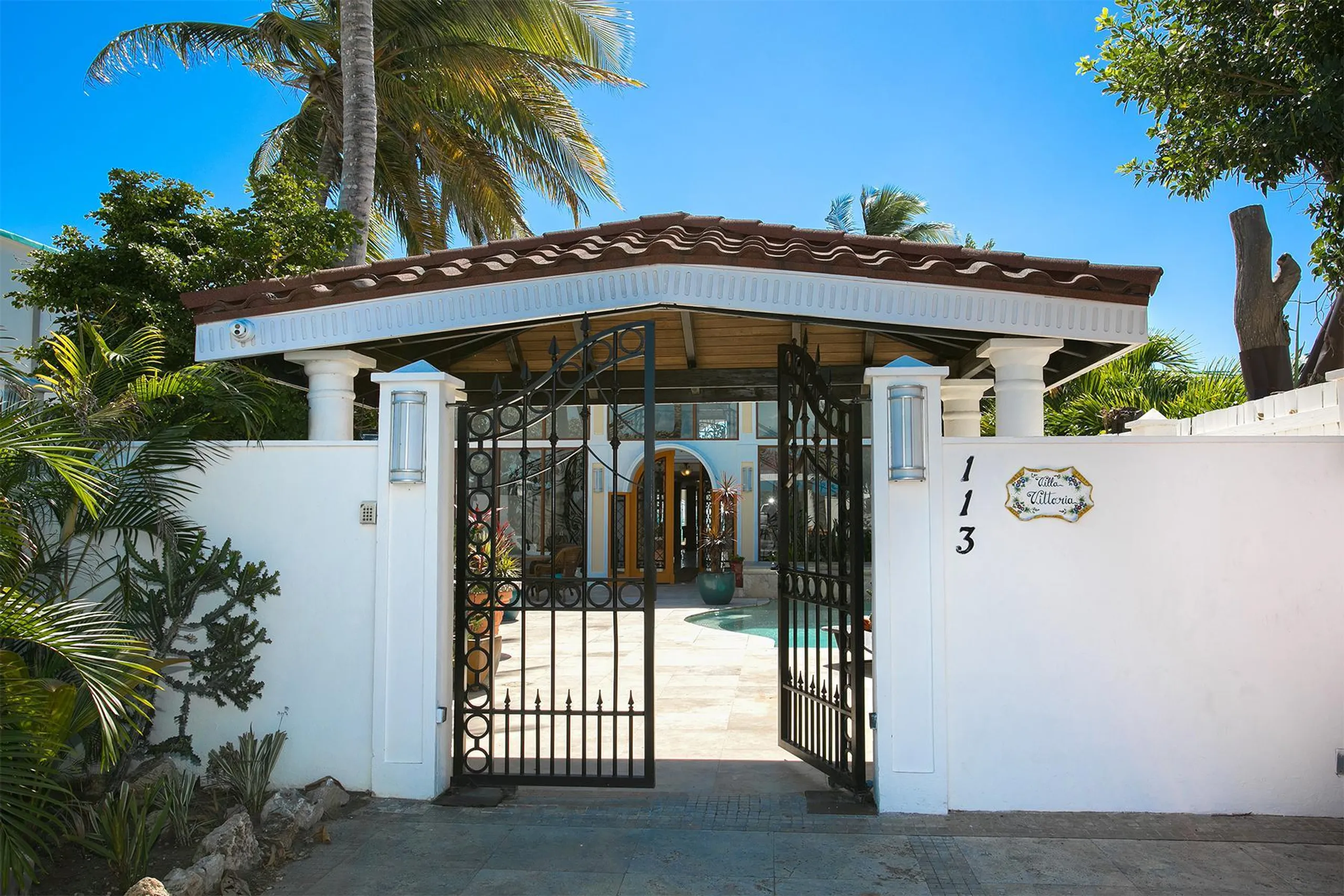 Posh Beachfront Villa with Plunge Pool on Simpson Bay — photograph 10