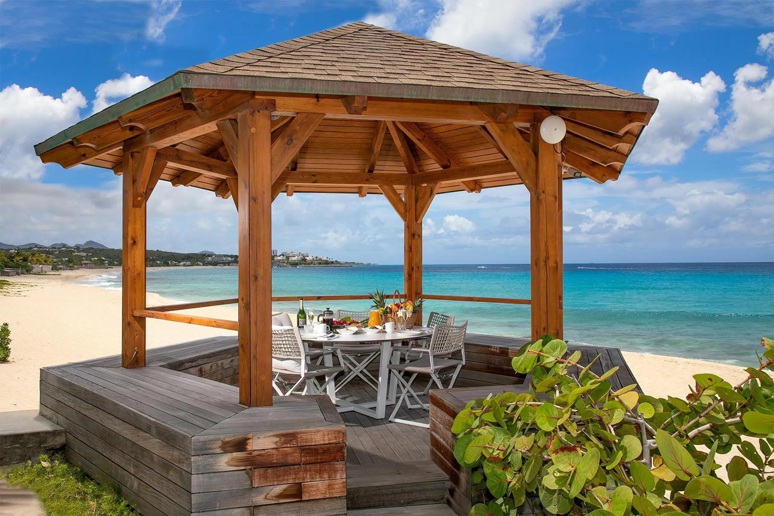 Beachfront Bliss: Luxury Villa Rental with Breathtaking Views and Serene Gardens — photograph 8