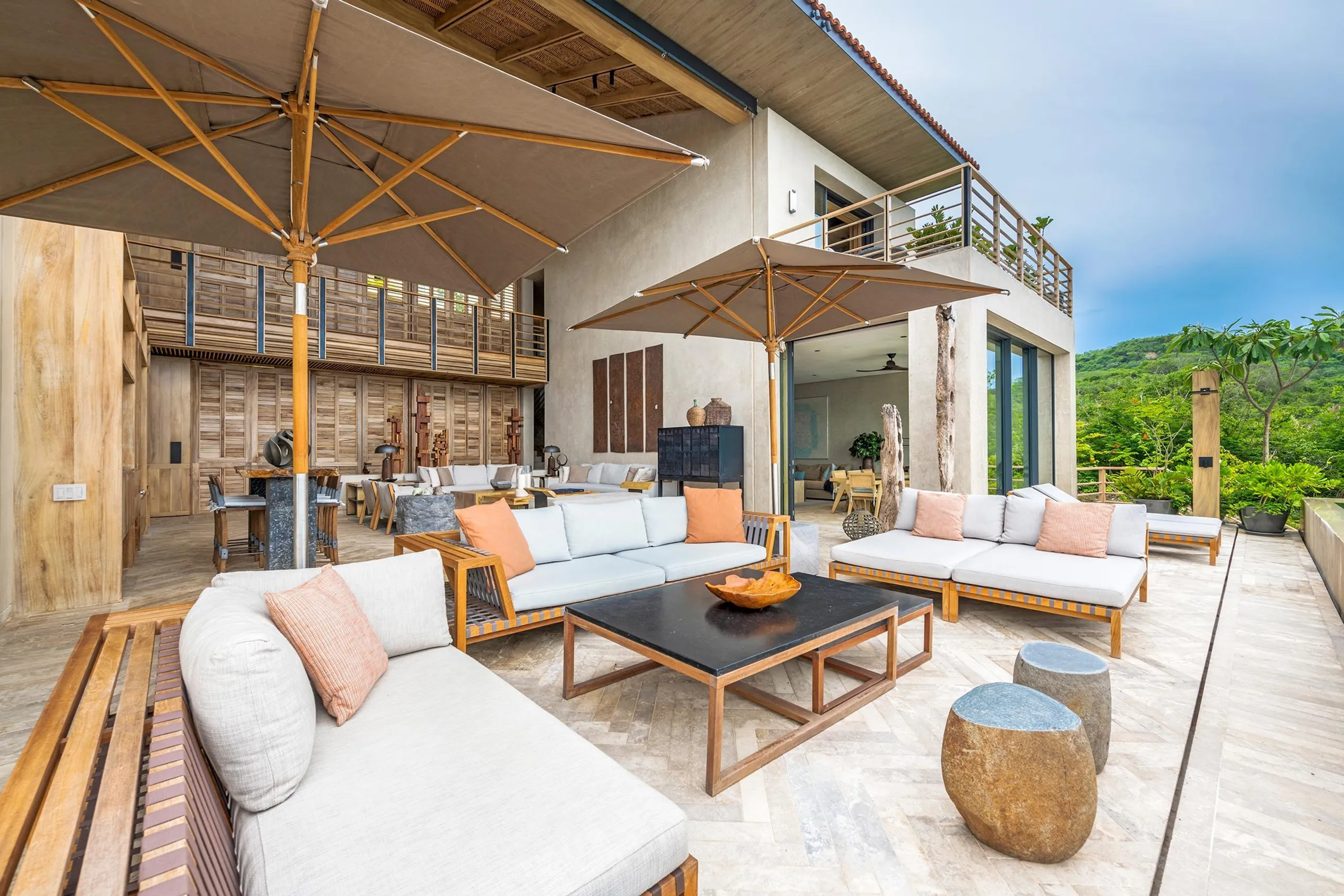 Beautiful Oceanfront Luxe Estate, with Infinity Pool Overlooking Litibu Bay — photograph 5