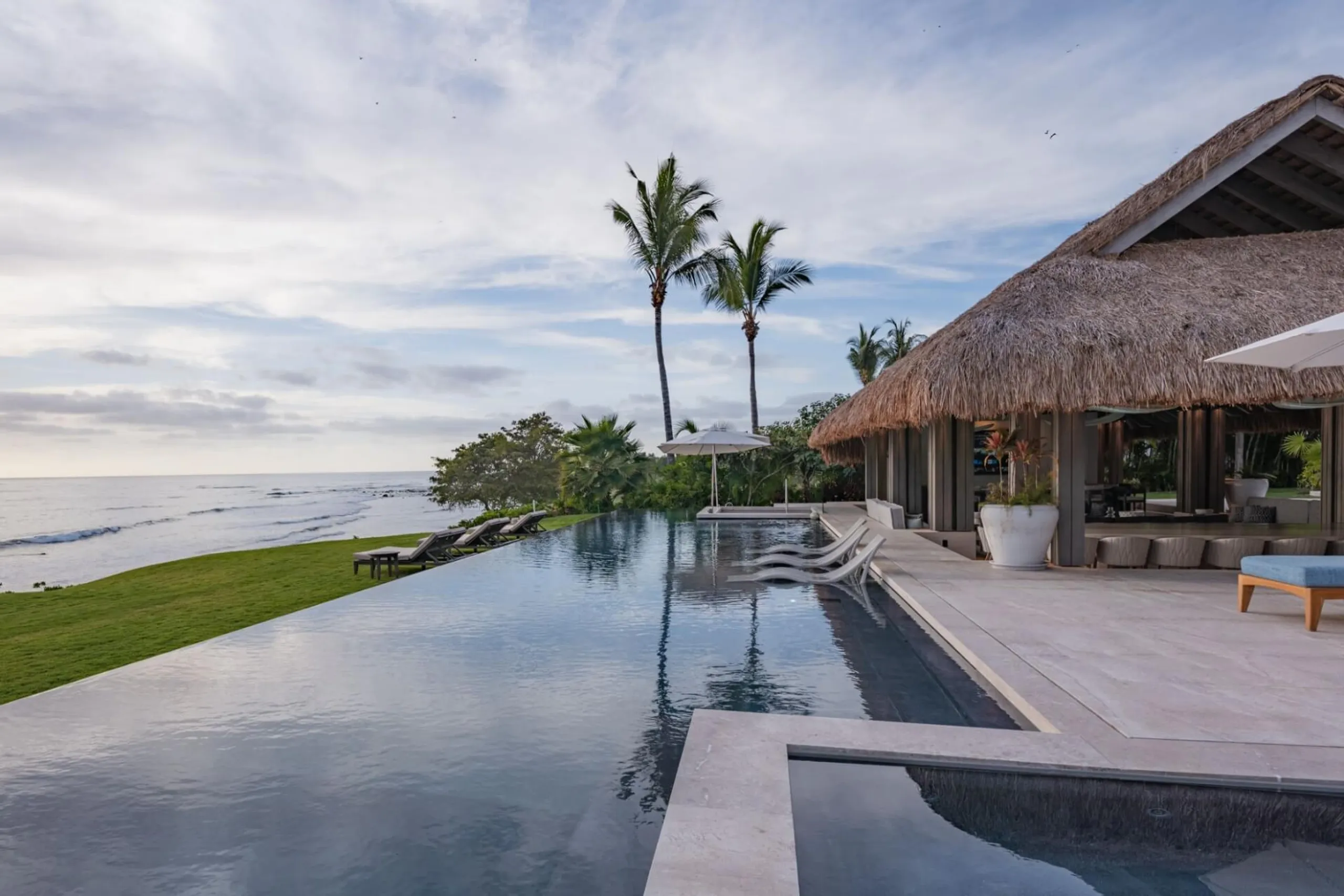 Oceanfront Luxury Estate with Infinity Pool, Theater, Bowling Alley & Spa — photograph 3
