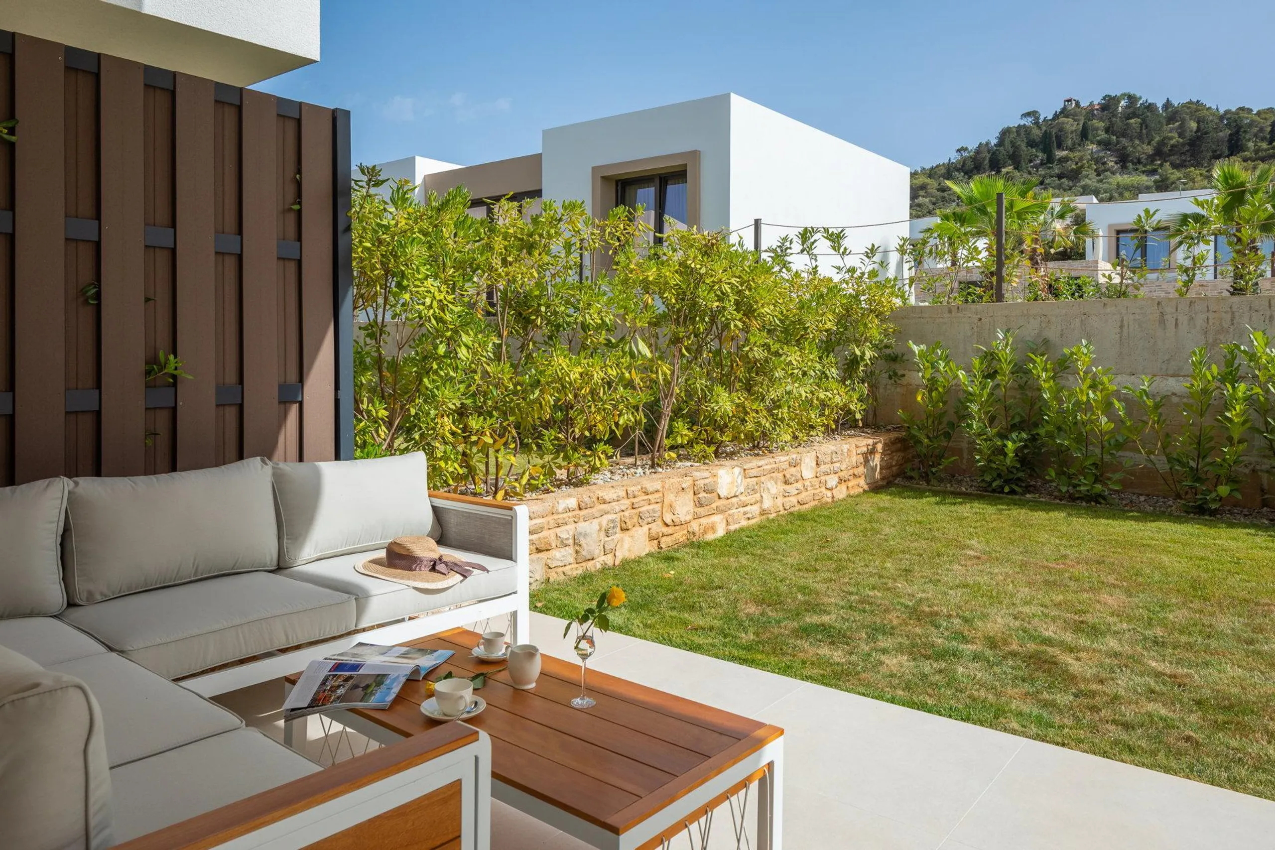 Stately 6BR Villa with Pool and Crystal Sea Nearby — photograph 4