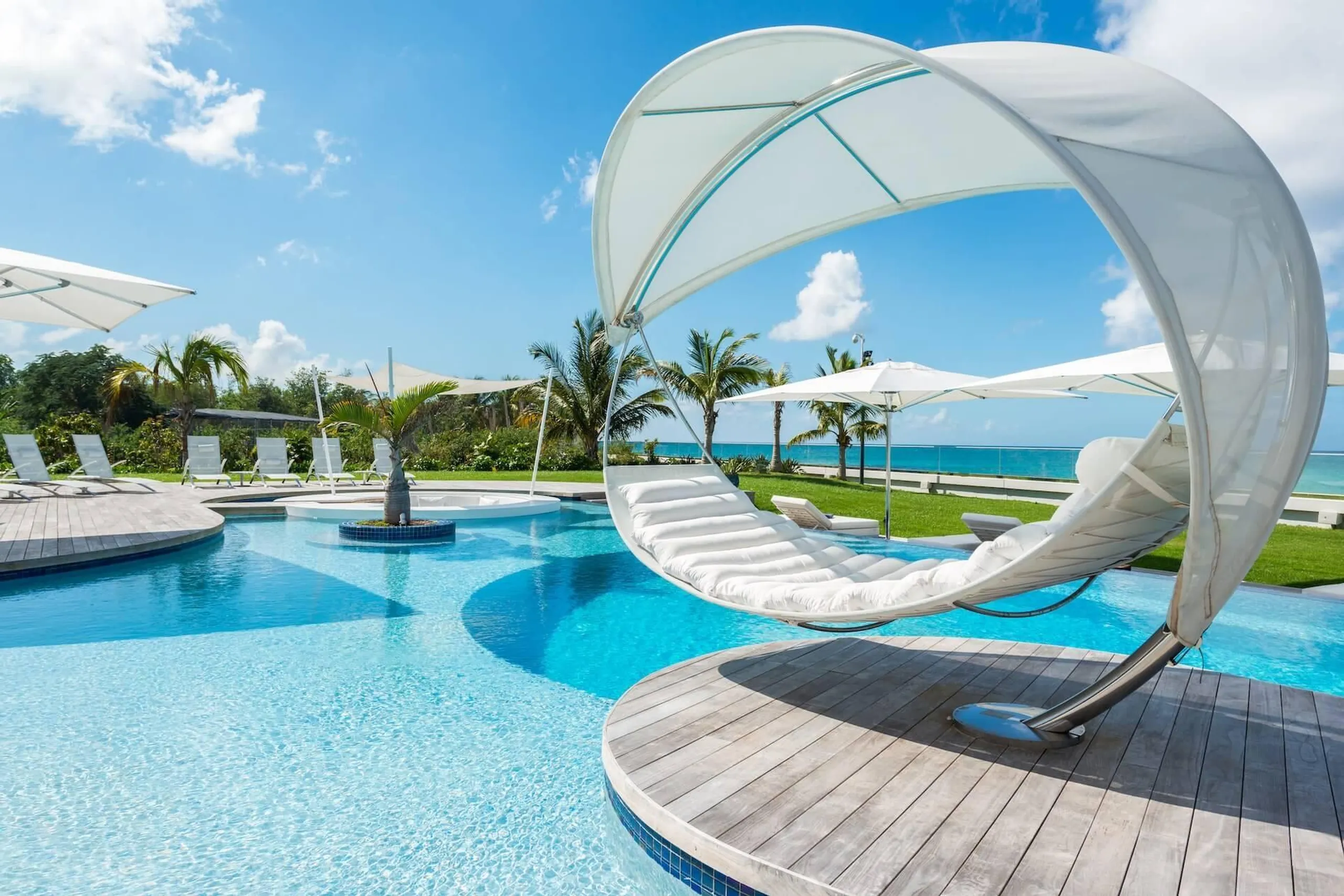Contemporary Beach Front Villa in Plum Bay with Stunning Views and Amenities — photograph 8