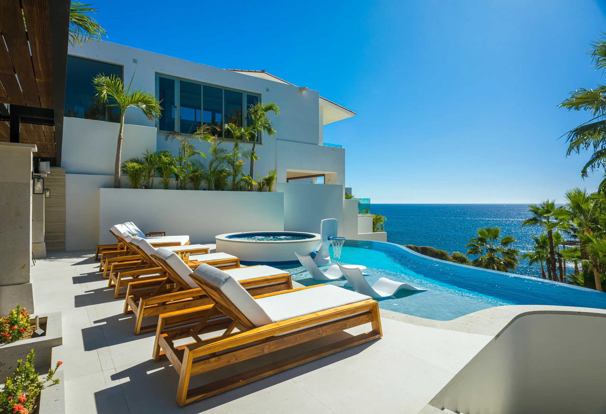 Rejuvenating, Airy and Spacious Villa with Tranquil Classic Luxury Pool — photograph 3