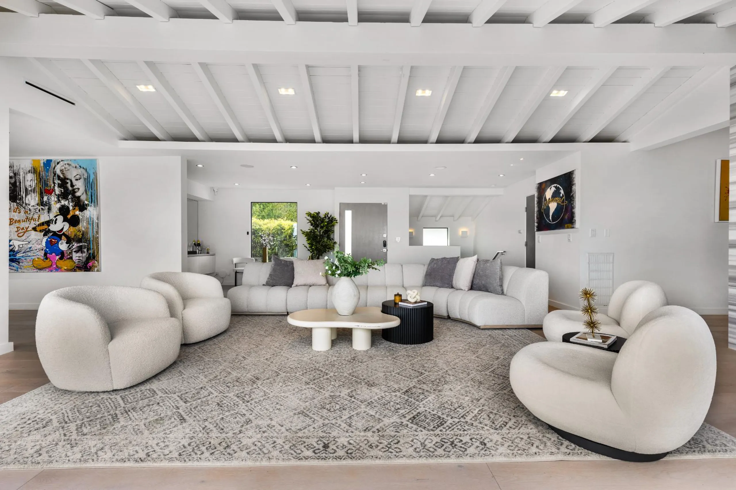 Magnificent Hollywood Hills Estate with Invigorating Pool — photograph 6