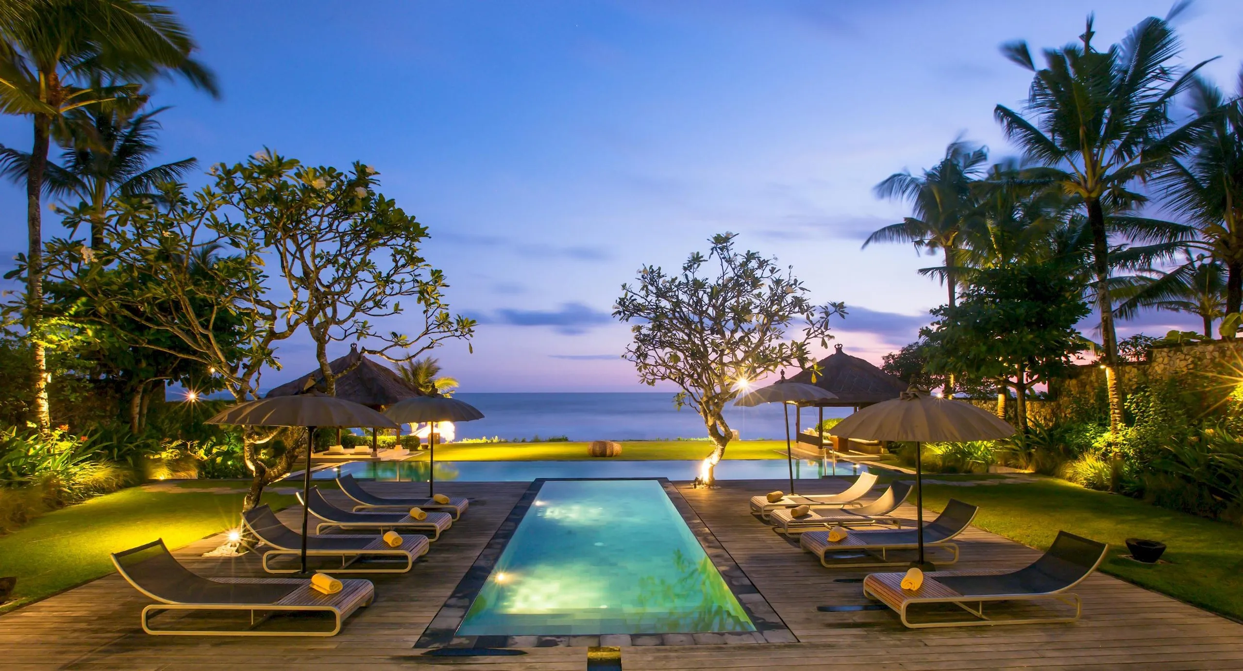 Noble Restor-Style Estate with Stunning Ocean Views — photograph 3