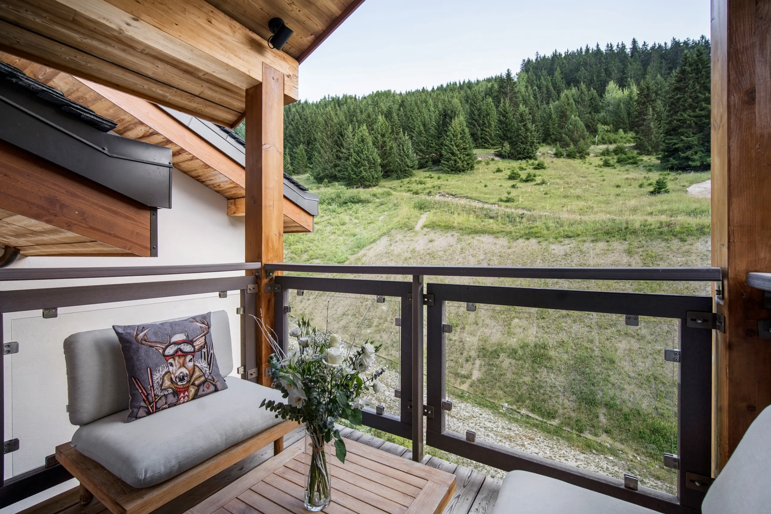 Relaxing 4 Bedroom Villa in Courchevel with Sauna and Mountain Views — photograph 9