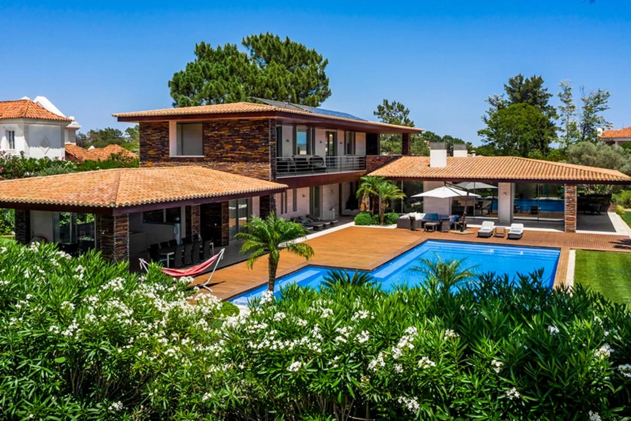 Lavish 5-Bedroom Villa with Private Pool, Golf Course Views and Modern Amenities — photograph 2
