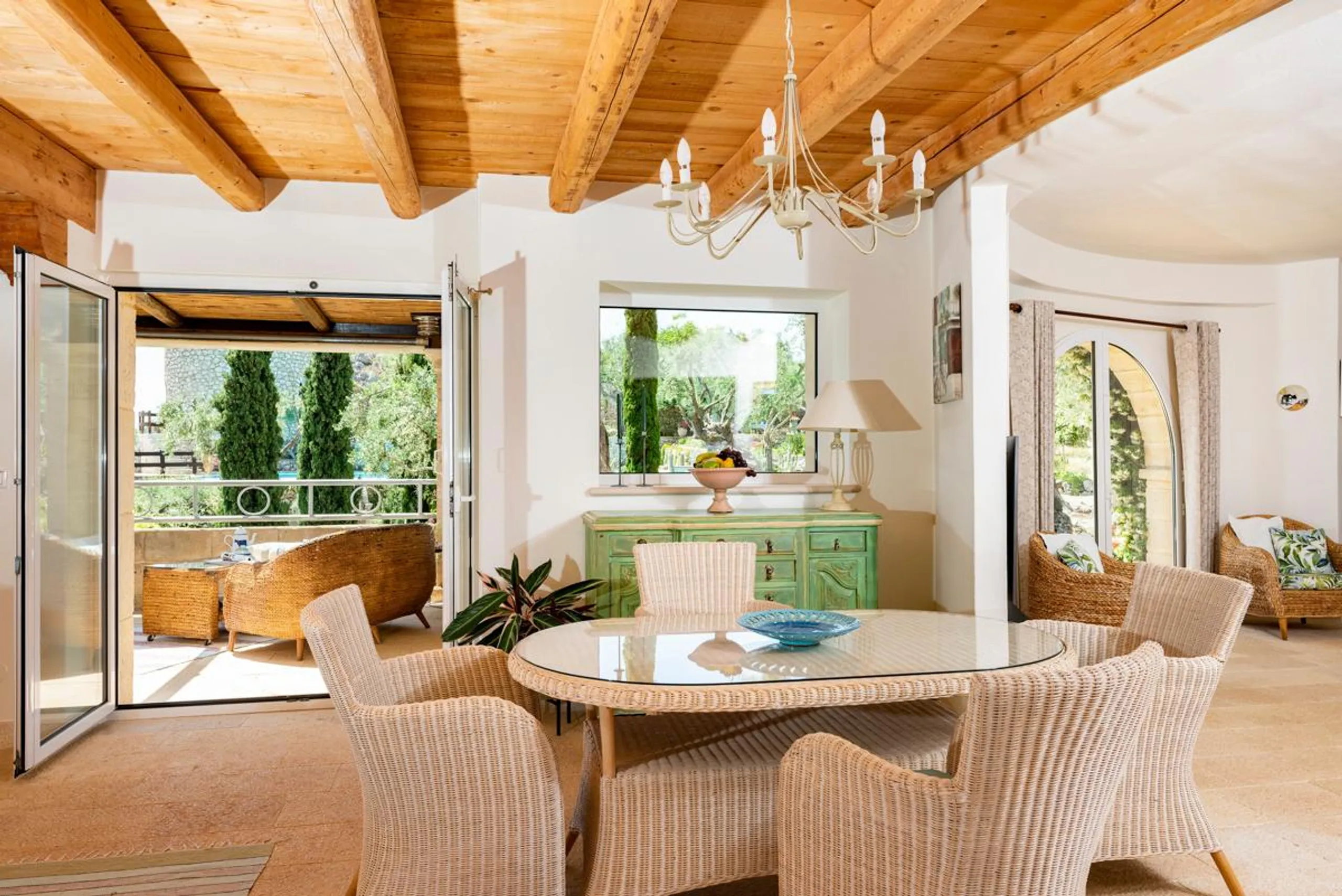 Enchanting Contemporary Villa with Infinity Pool and Dazzling Coastline Views — photograph 8