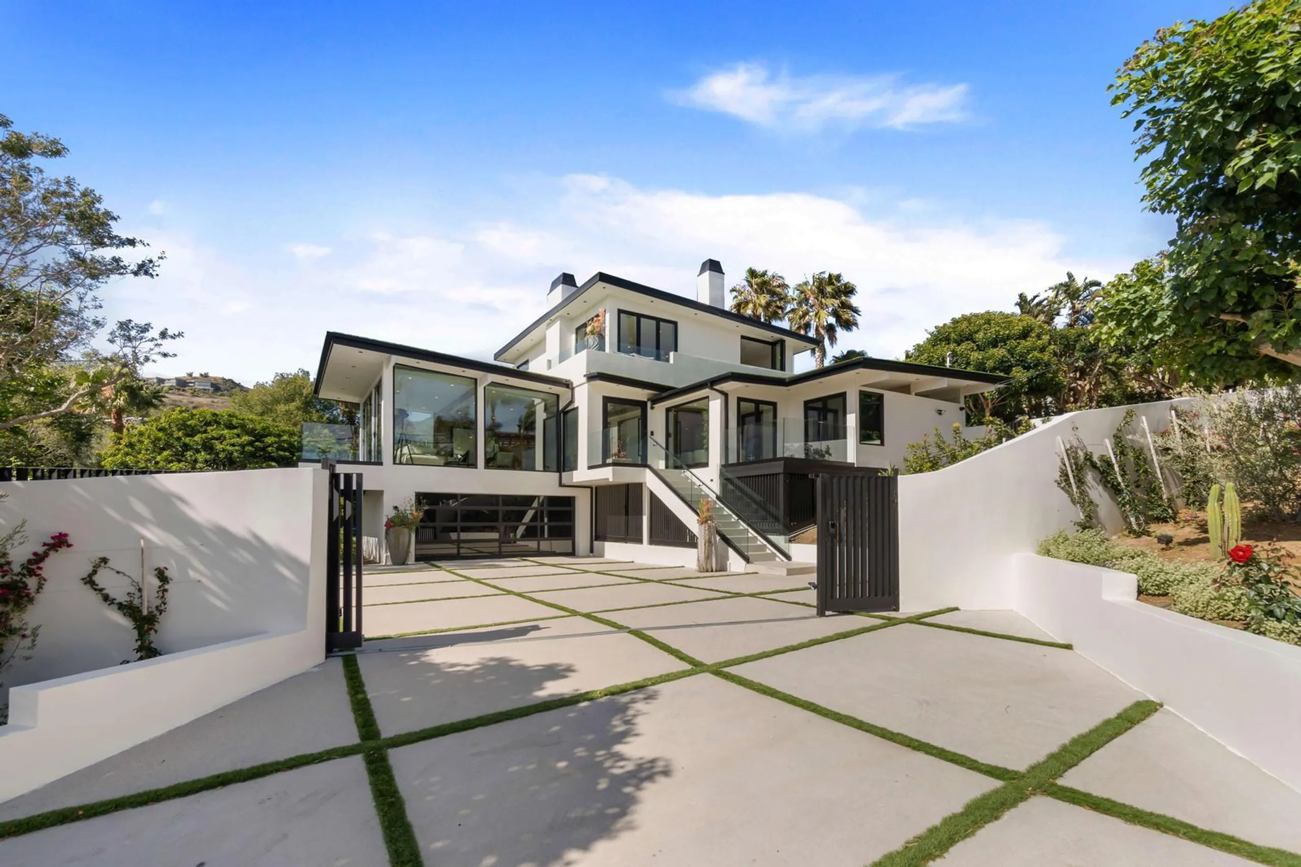 Beautiful Contemporary Villa with Crystalline Pool and Stunning Views — photograph 7