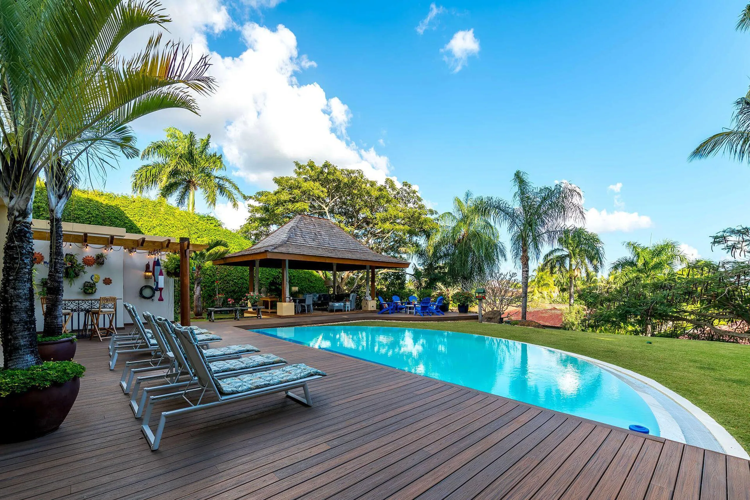 Stunning Balinese Styled Estate with Prestigious Grounds and Indoor/Outdoor Flow — photograph 10