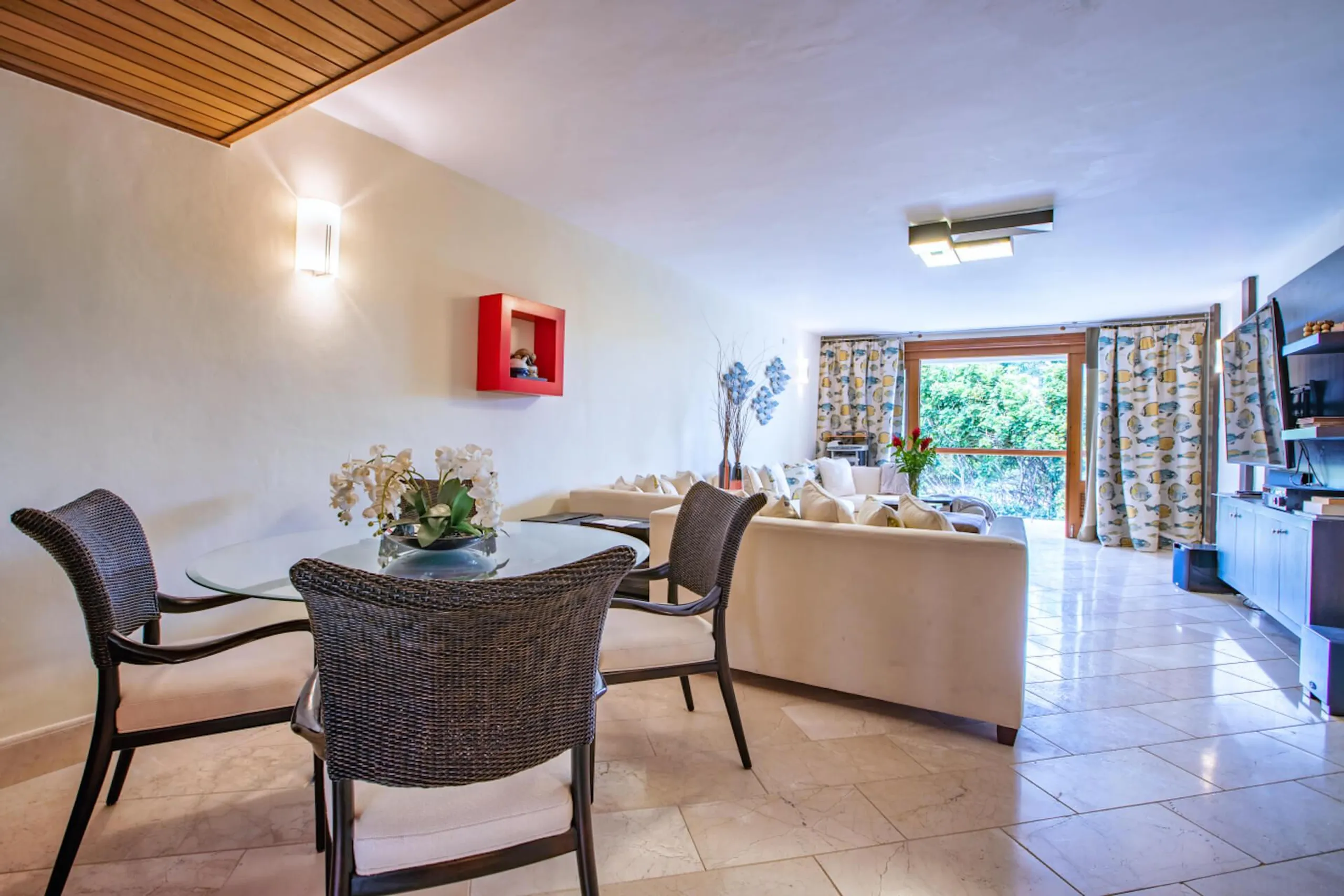 Experience Paradise: A Villa with Pool, Jacuzzi, and Exceptional Service — photograph 9