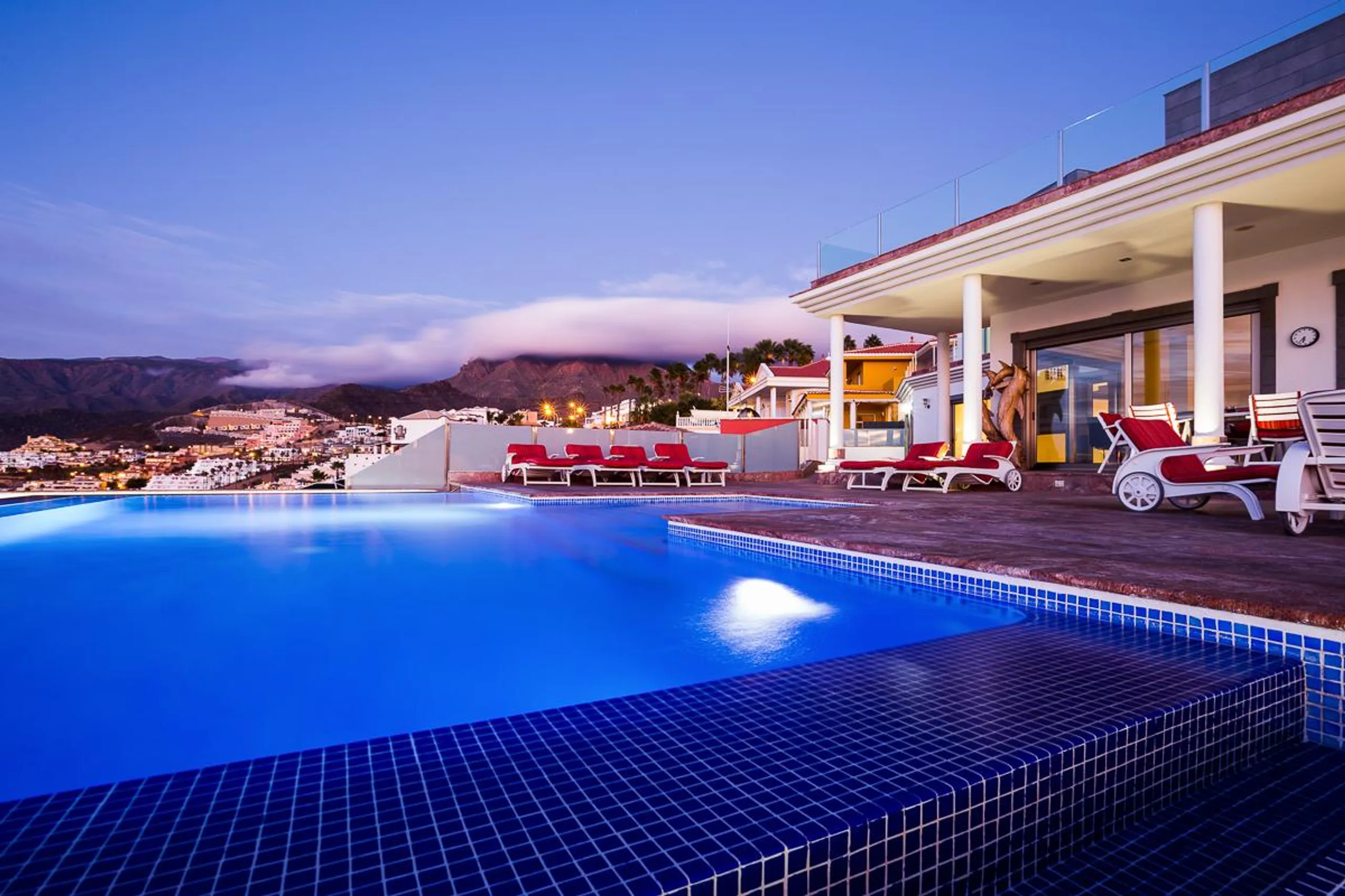 Modern Oceanview Villa with Private Pool, Jacuzzi, and Panoramic Ocean Views — photograph 3