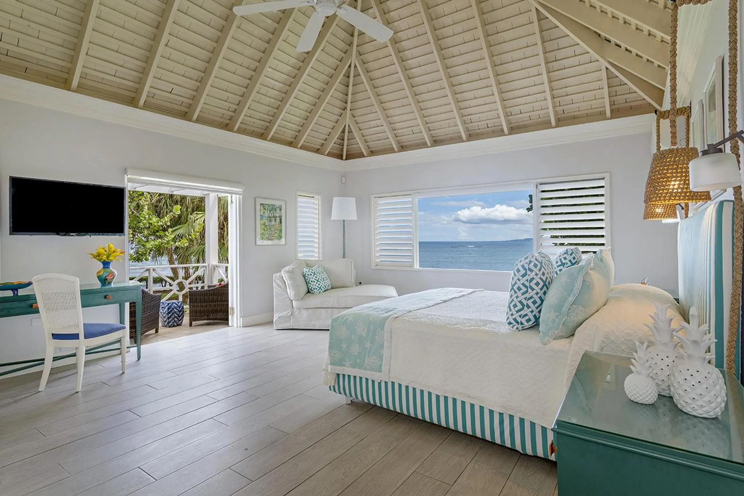 Elegant Beachfront Villa in Montego Bay with Private Pool and Hot Tub — photograph 10