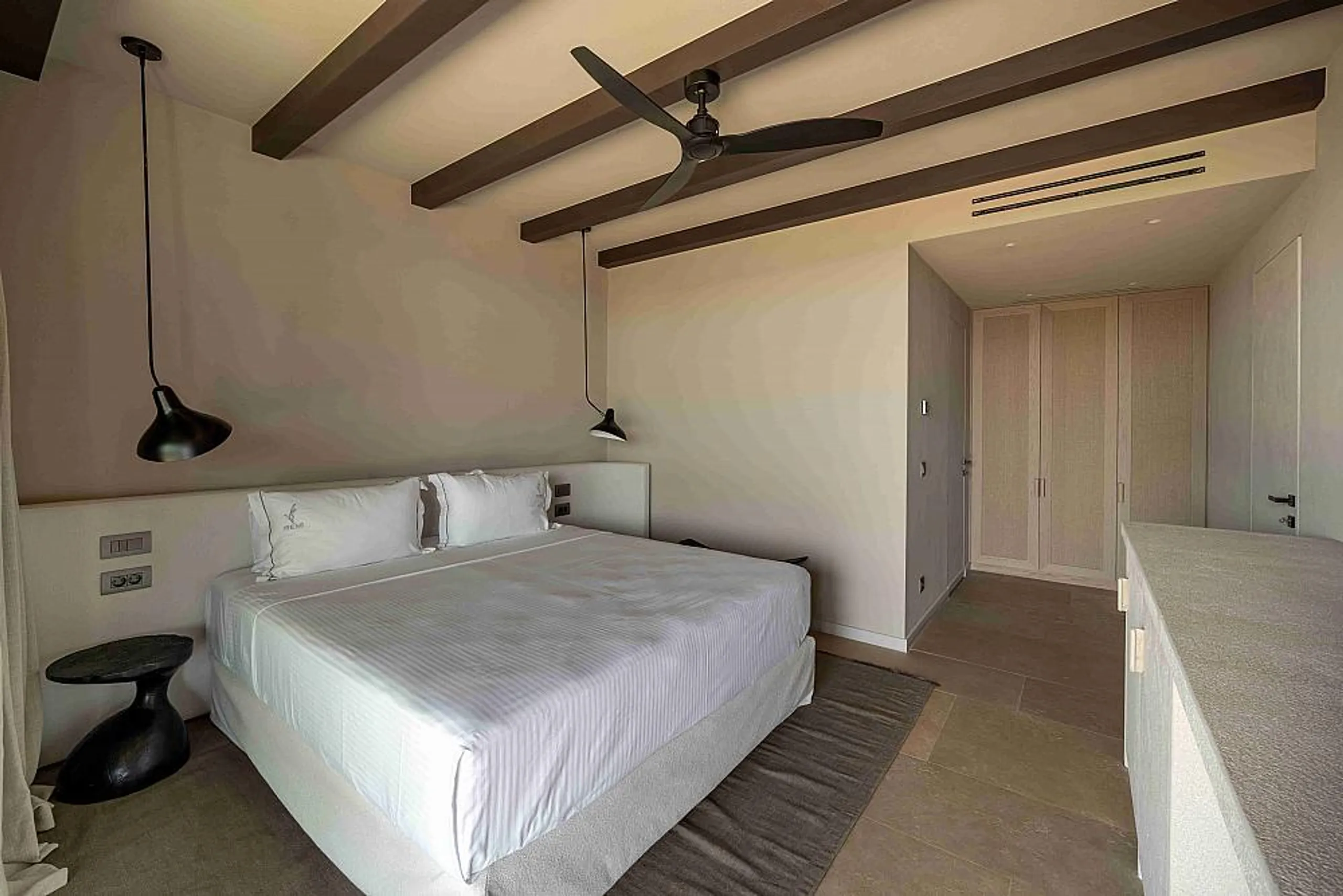 Serene Contemporary Villa with Private Pool and Clear Water Views — photograph 8