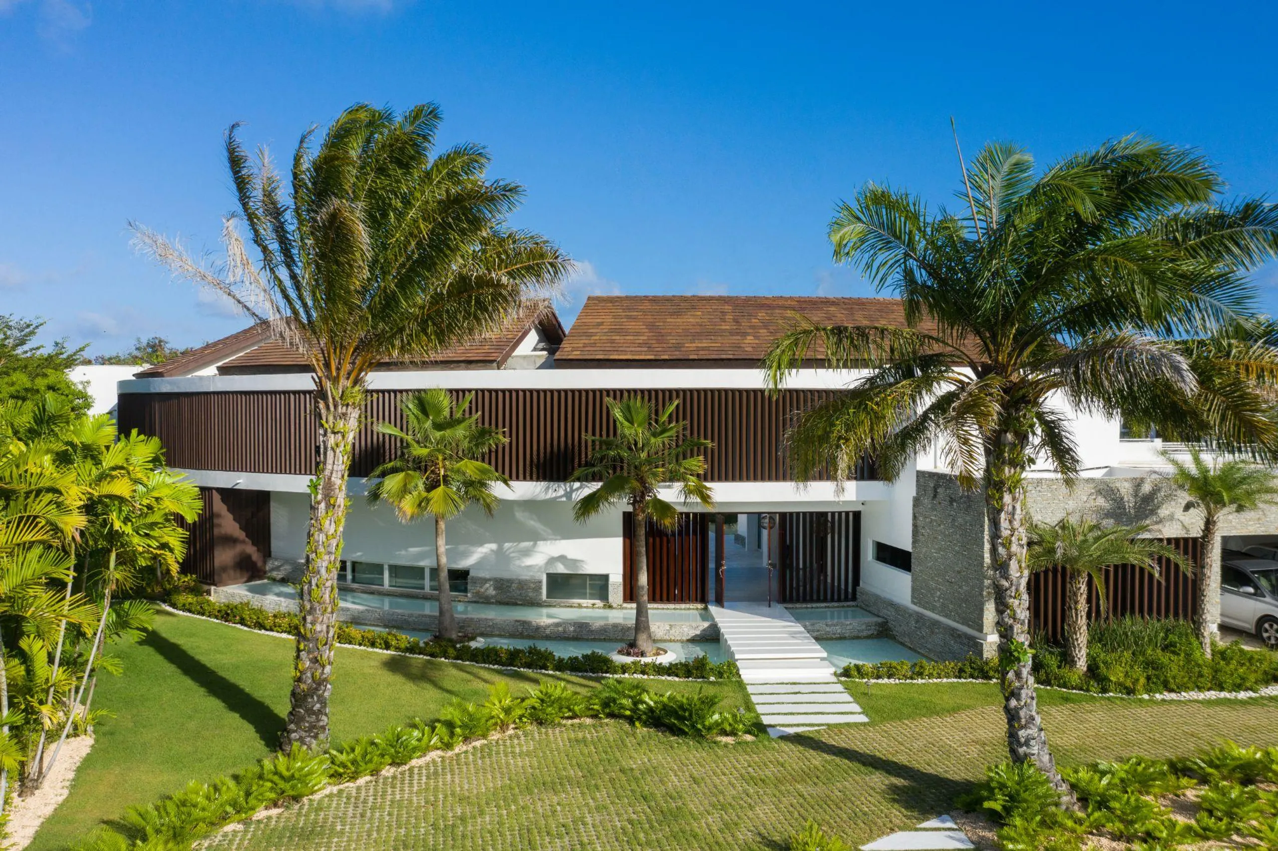 Soaring Resort-style Circular Villa with Multiple Pools, and Sports Court — photograph 9