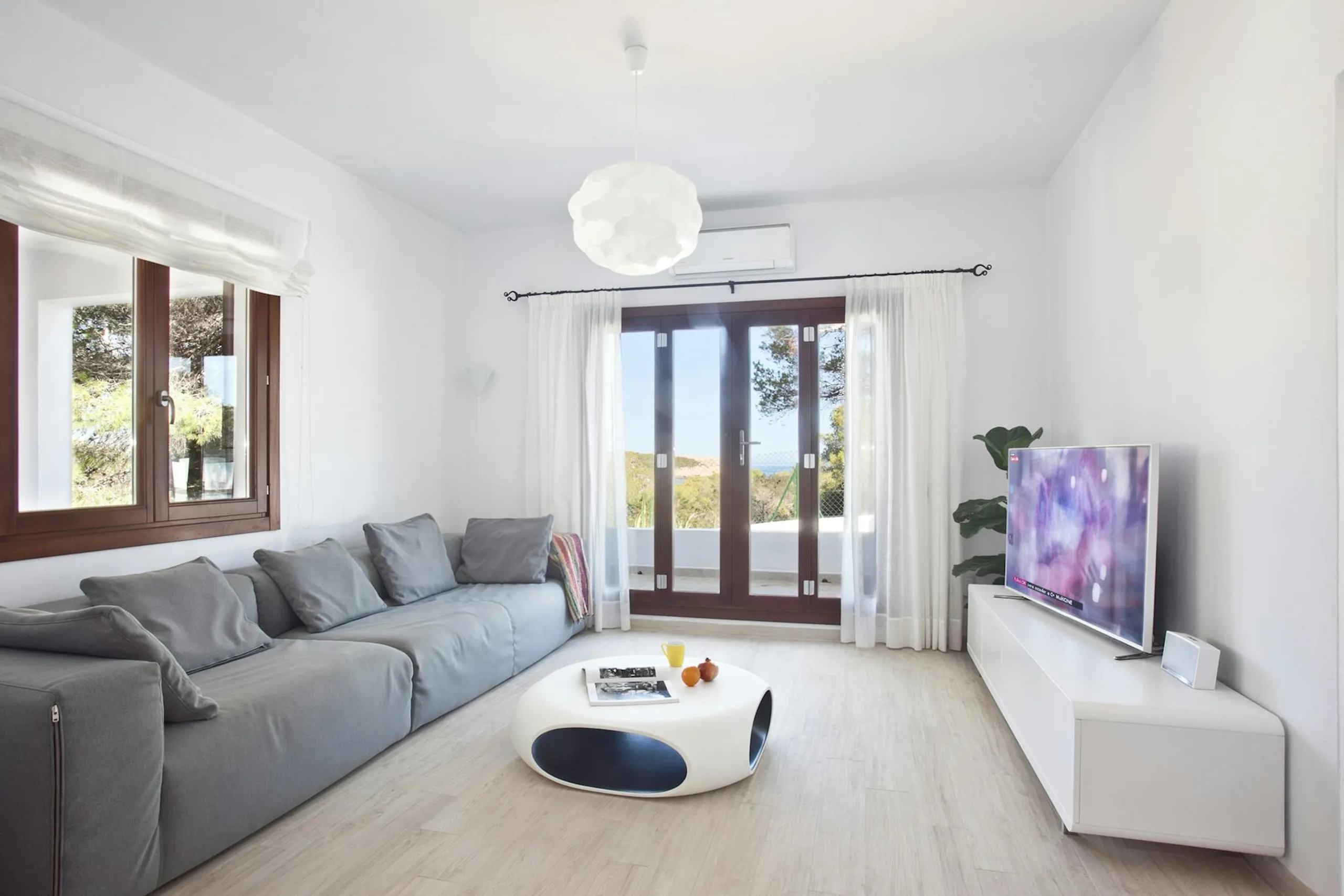 Elegant Ibiza Villa with Private Pool and Walks to Beach — photograph 7