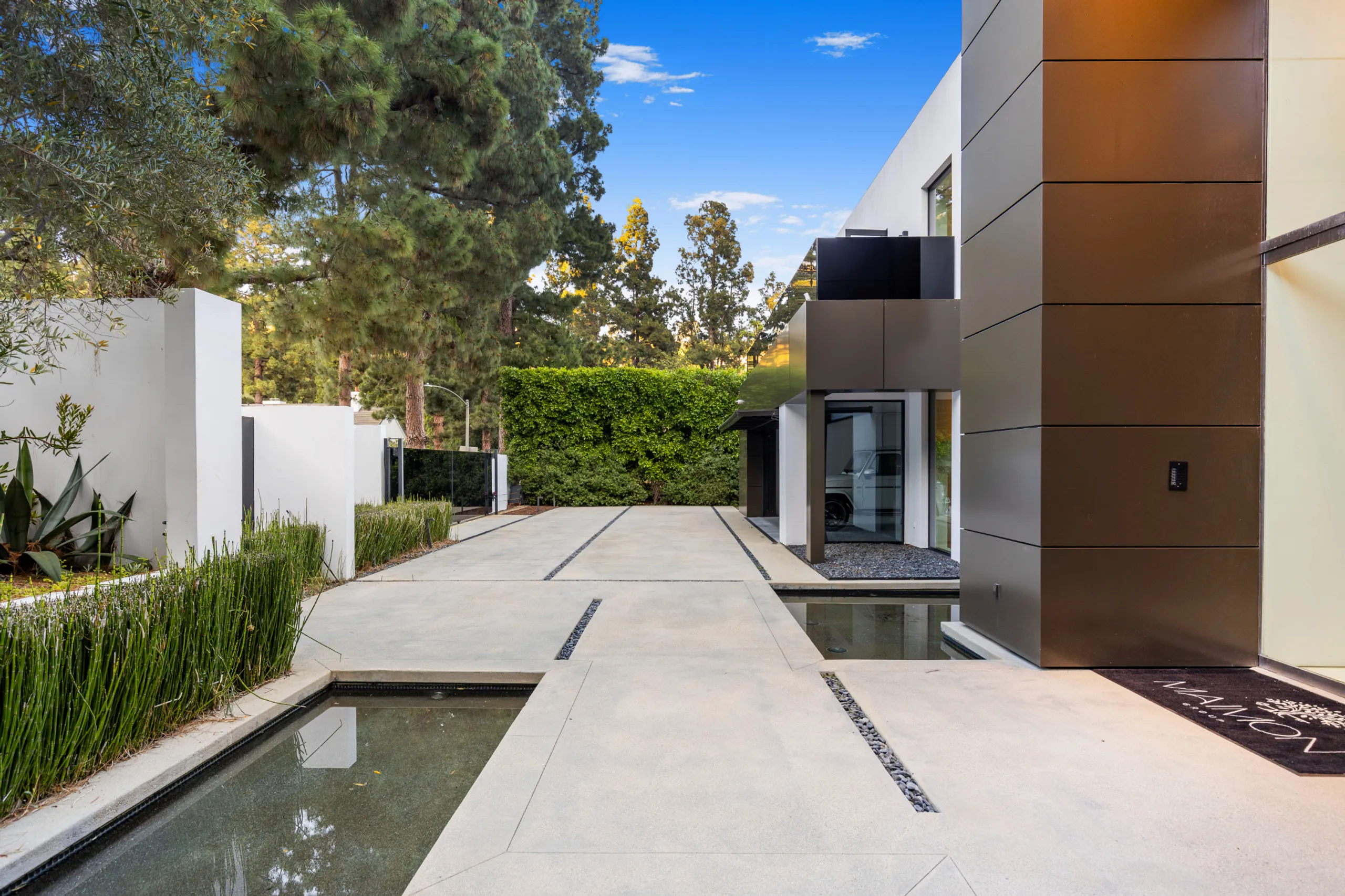 Marvelous Beverly Hills Villa with Private Pool, Spa, and Theater — photograph 12