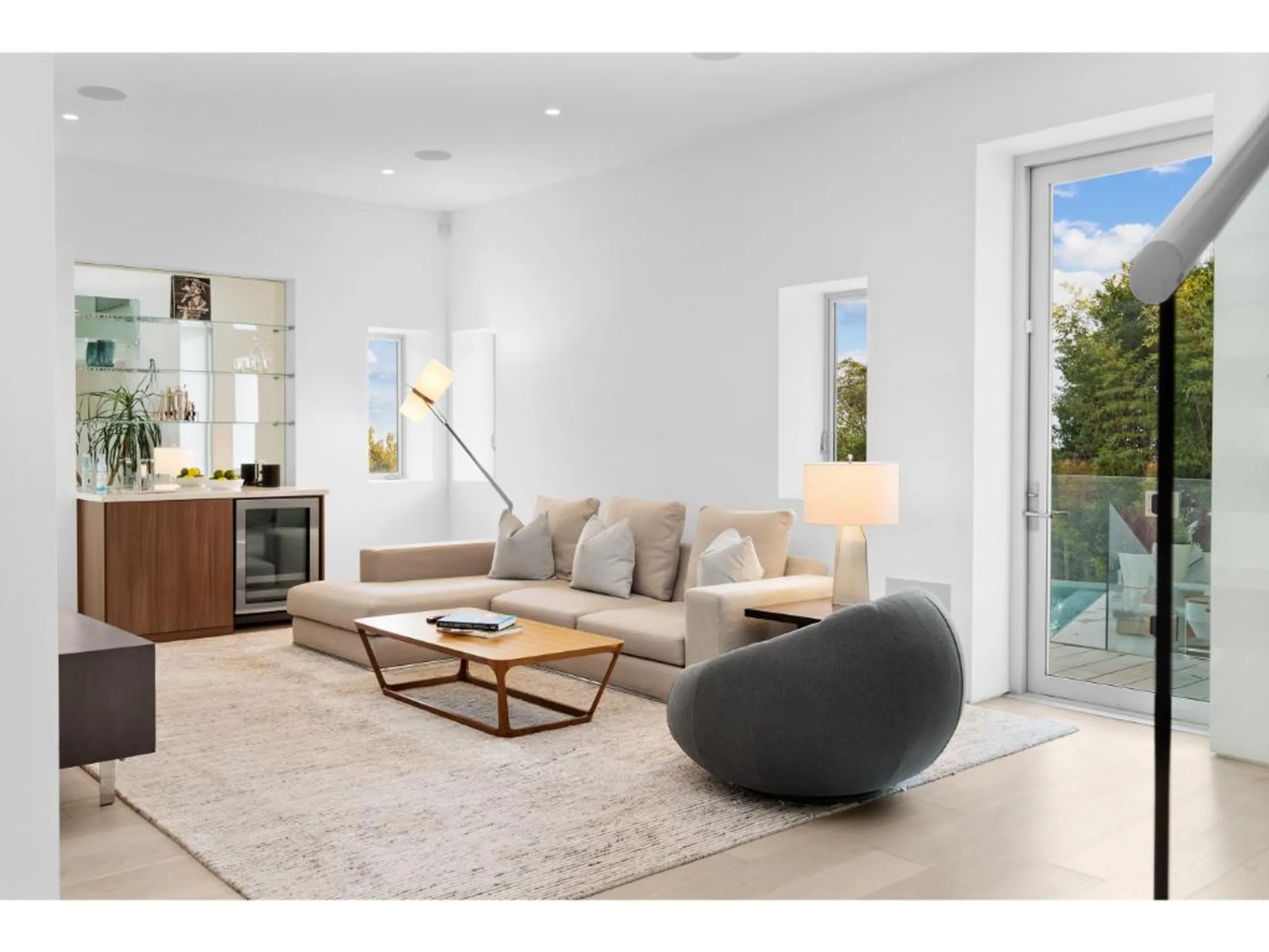 Glamorous Beverly Grove Villa with Invigorating Pool — photograph 12