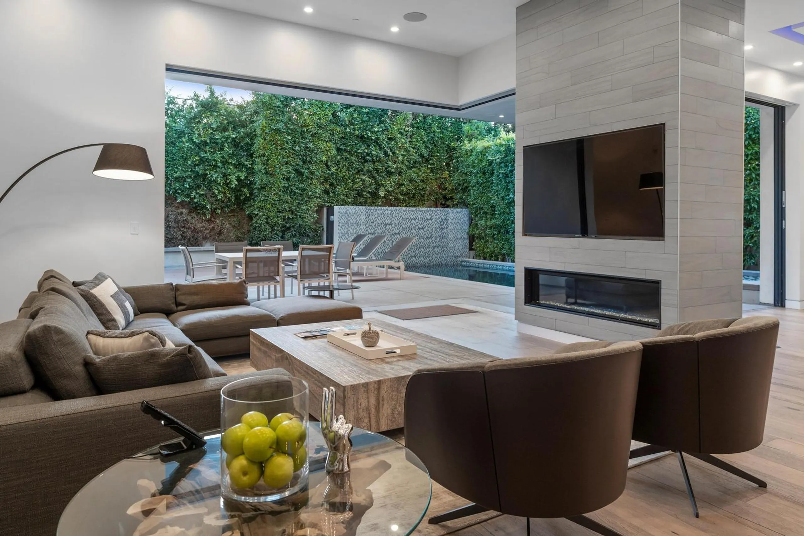 Modern Contemporary Luxury Estate with Pool and Hot Tub — photograph 3