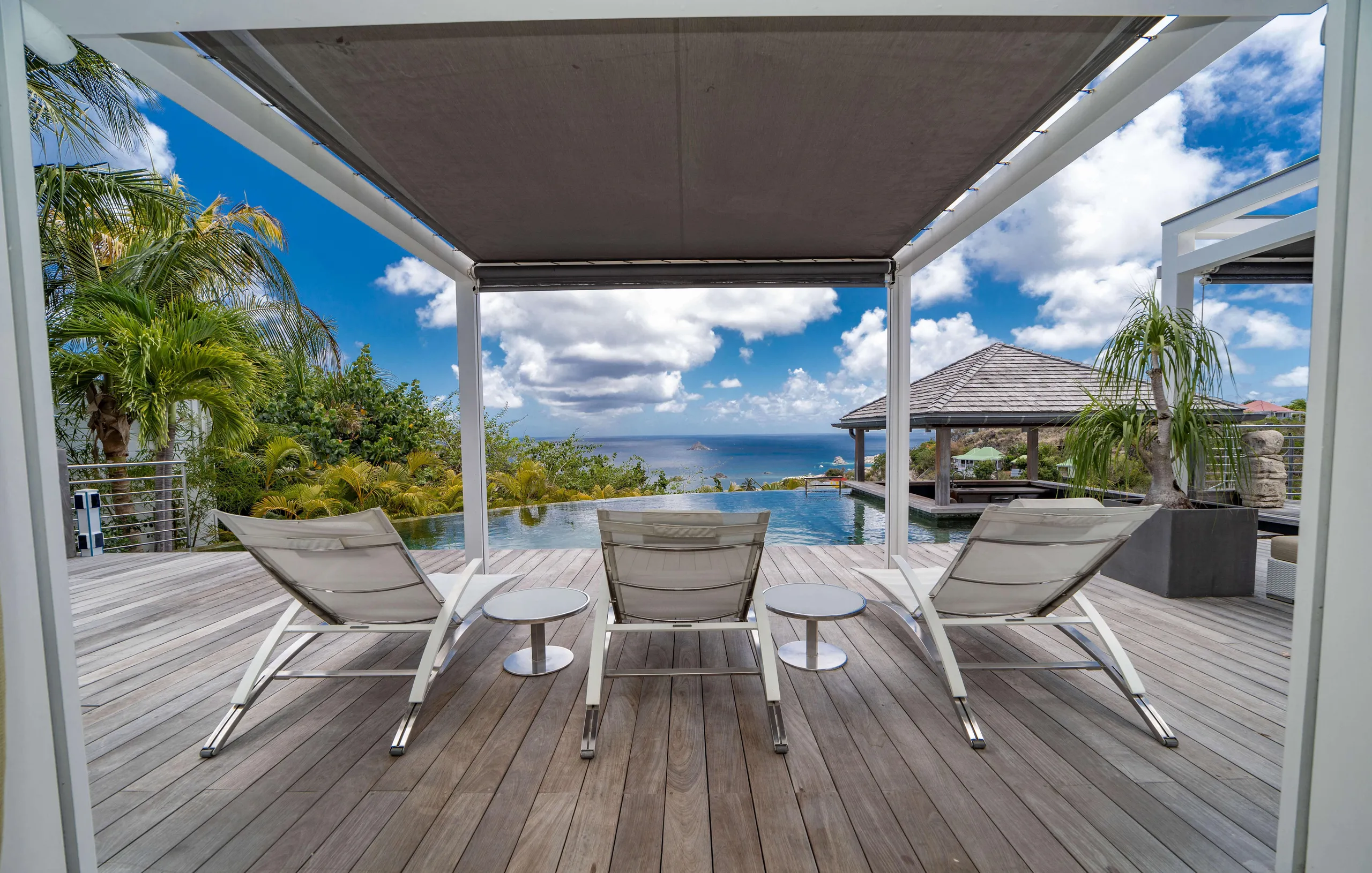 Contemporary Luxury Villa with Infinity Pool and Stunning Views and Elegant Design — photograph 10