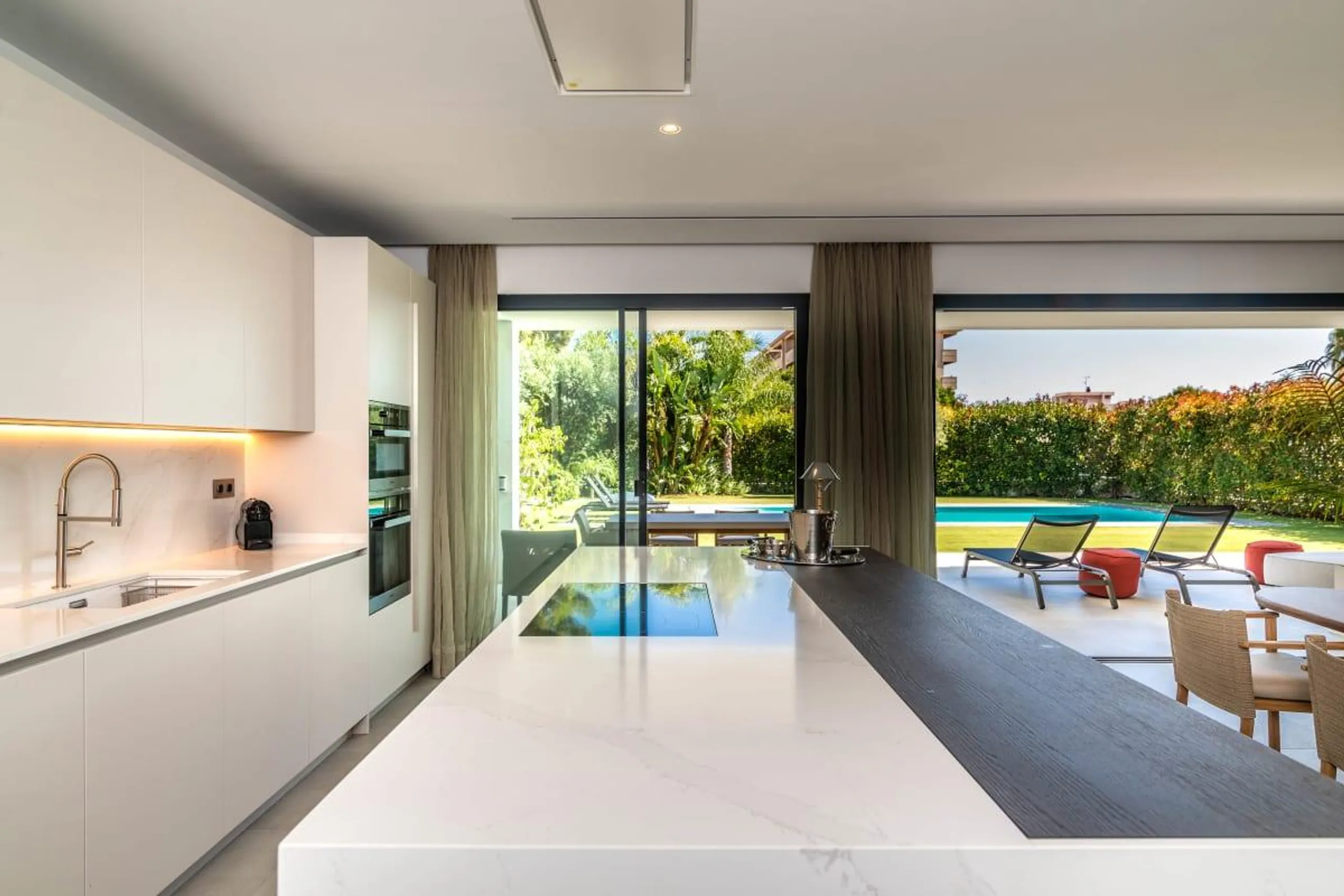 Modern Elegant Estate with Private Pool and Home Theater — photograph 11