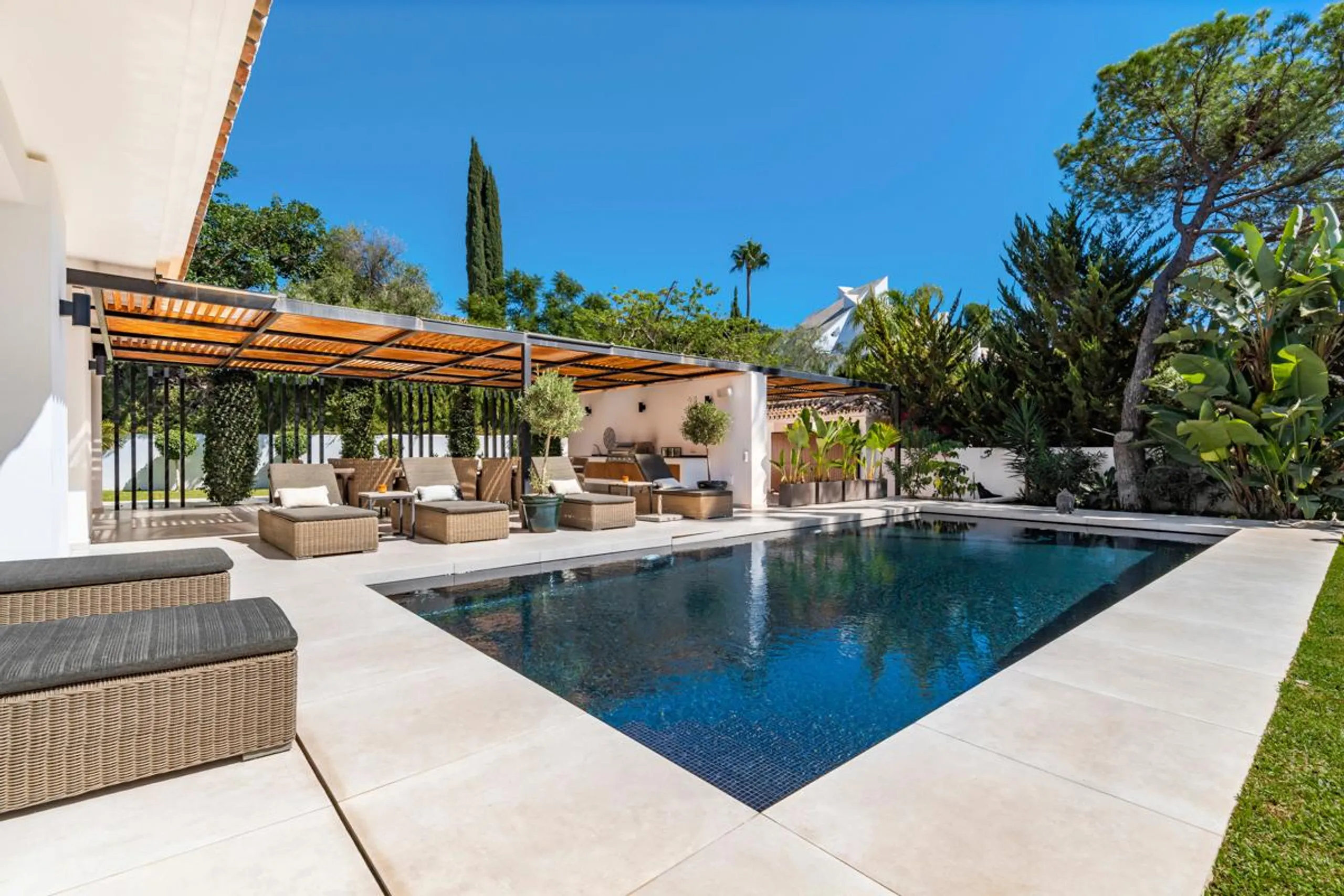 Stunning Scandinavian-Inspired Villa with Spacious Living Areas, Pool, and Valley Views in Puerto Banus — photograph 4