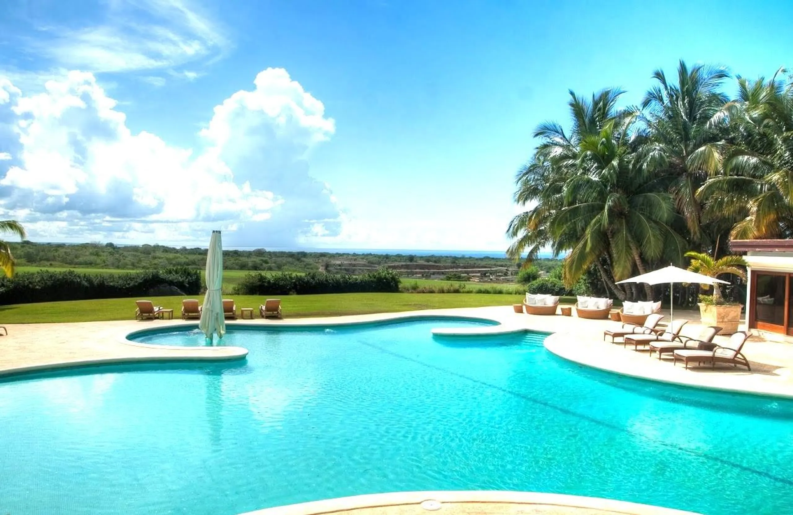 Rejuvenating La Ramona Retreat with Stunning Views — photograph 3