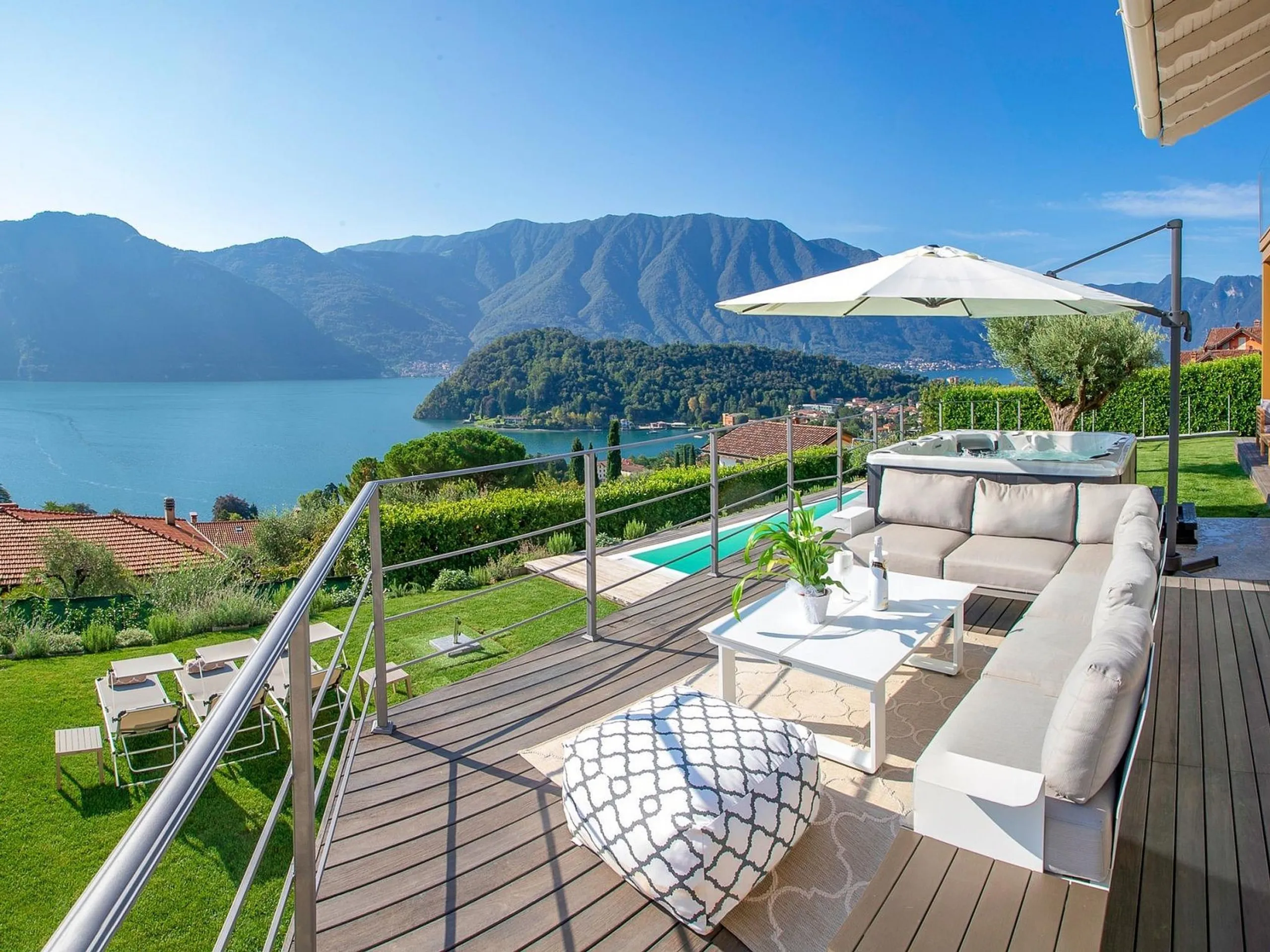 Charming Lake Como Villa in Mezzegra with Stunning Views & private Pool — photograph 4
