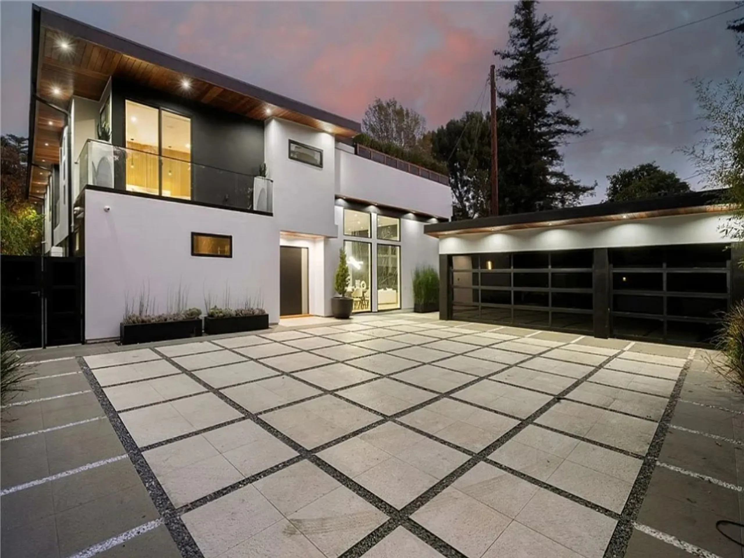 Elegant Studio City Estate with Saltwater Pool, Spa & Mountain Views — photograph 8